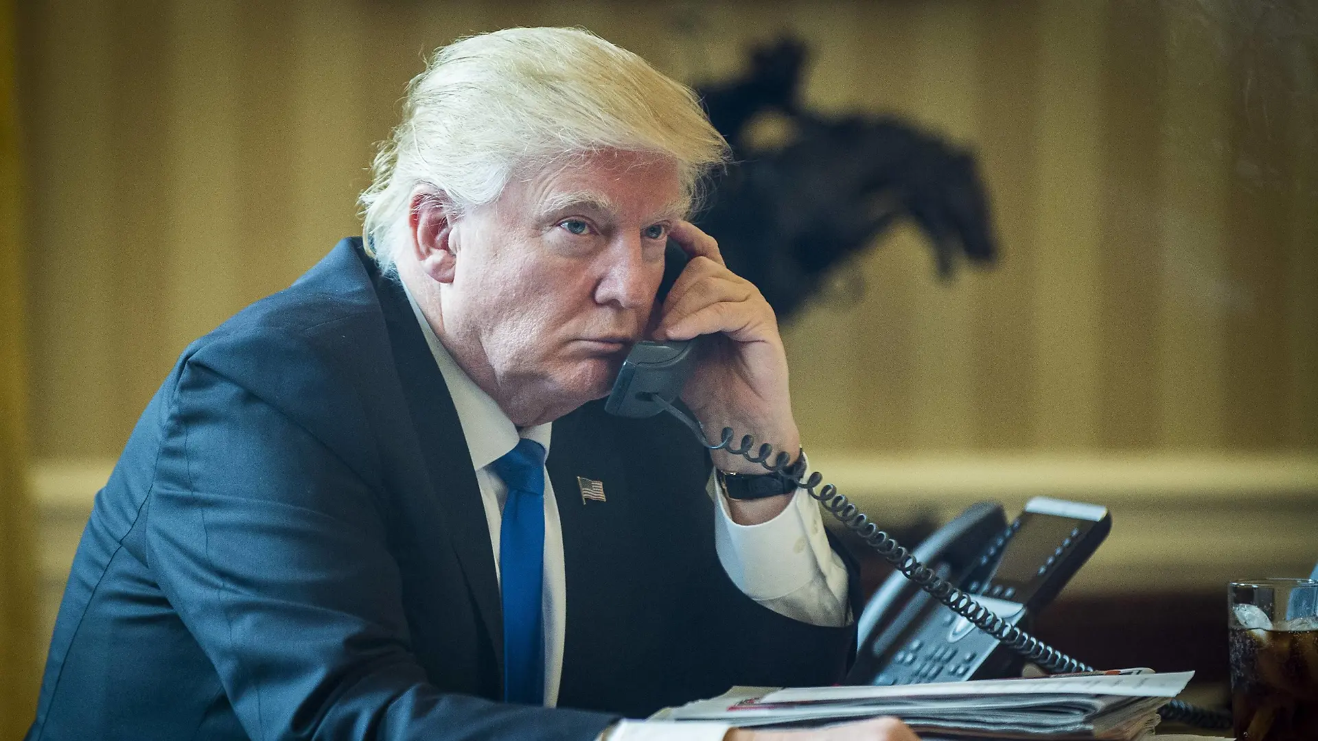 Bilder des Tages President Donald Trump speaks with President of Russia, Vladimir Putin on the telephone in the Oval Office on January 28, 2017 in Washington, DC, The call was one of five calls with foreign leaders scheduled for Saturday. PUBLICATIONxINxGERxSUIxAUTxHUNxONLY WAP201701280070 PETExMAROVICH
