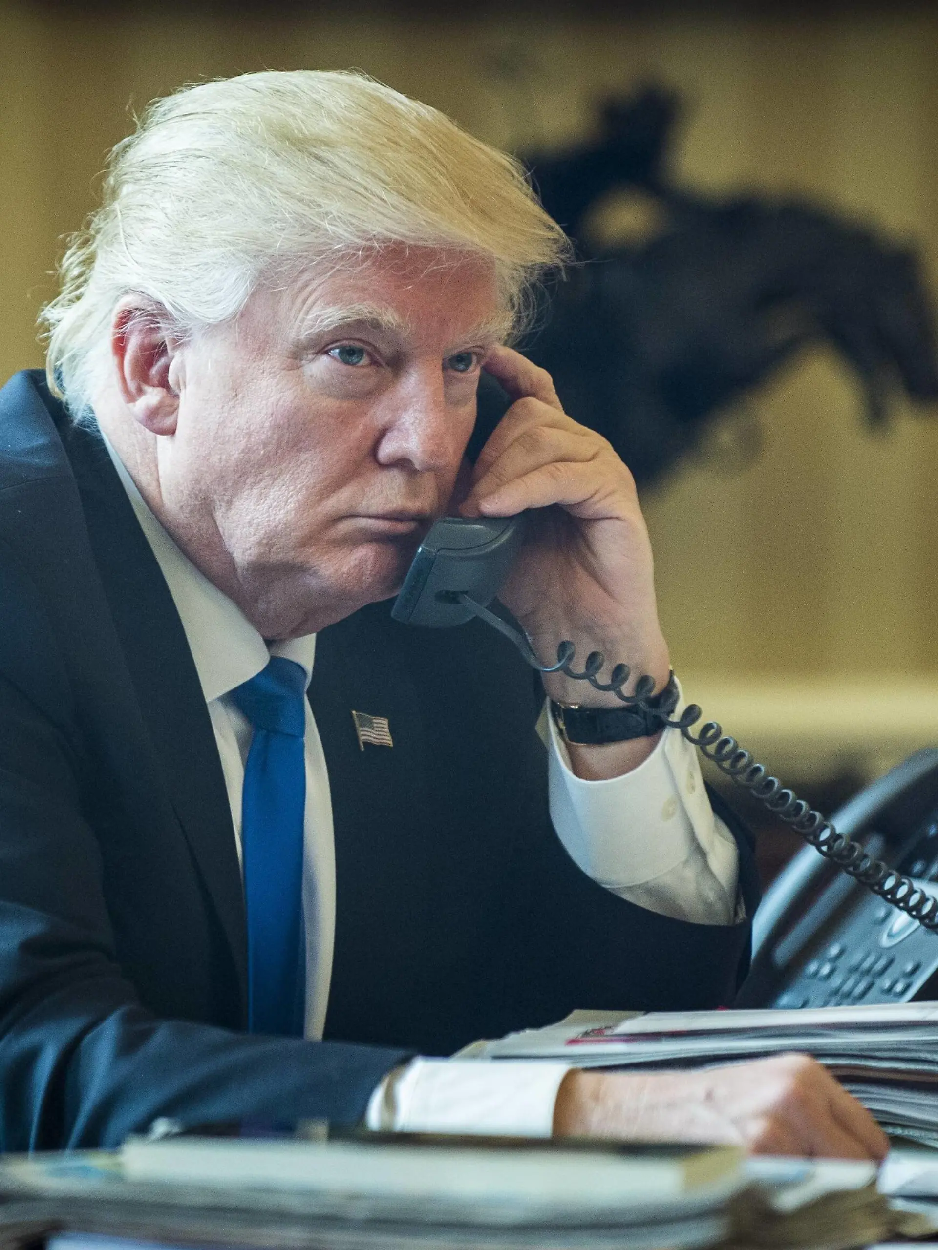  Bilder des Tages President Donald Trump speaks with President of Russia, Vladimir Putin on the telephone in the Oval Office on January 28, 2017 in Washington, DC, The call was one of five calls with foreign leaders scheduled for Saturday. PUBLICATIONxINxGERxSUIxAUTxHUNxONLY WAP201701280070 PETExMAROVICH