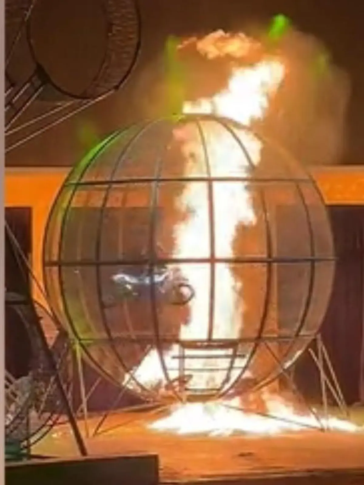 In einem Zirkus in China kommt es zu einem dramatischen Unfall: Panik bricht unter den Zuschauern aus, als die Motorräder zusammenstoßen und der Käfig in Feuer fängt. Wie die beiden Männer gerettet werden, sehen Sie im Video.