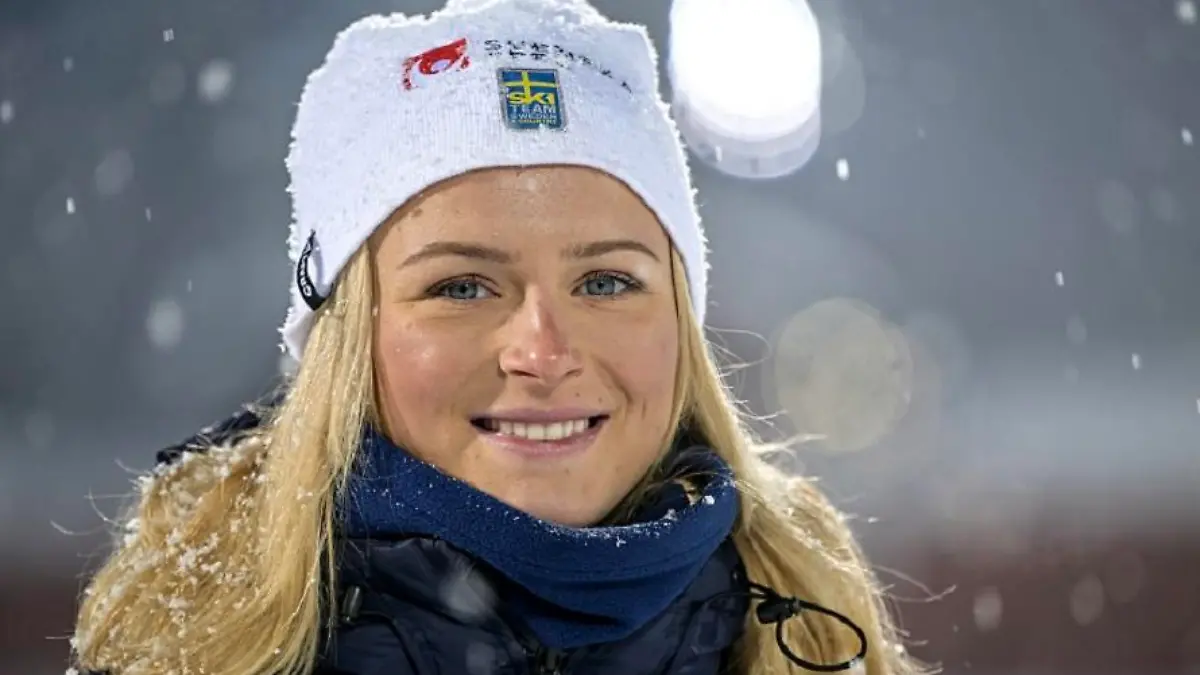 ÖSTERSUND 20231208 Frida Karlsson under fredagens presskonferens med det svenska skidlandslaget. I morgon körs sprinttävlingar när världscupen fortsätter i Östersund. Foto: Anders Wiklund / TT / Kod 10040