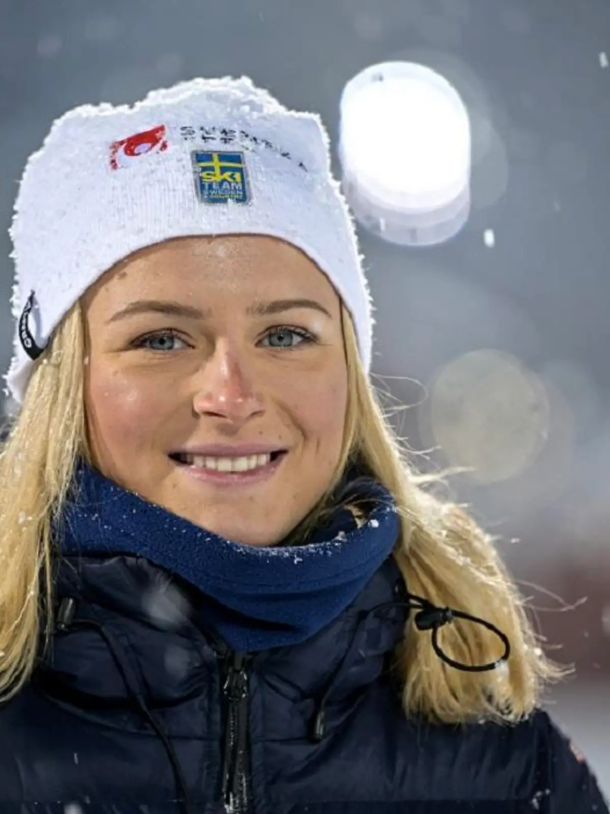 ÖSTERSUND 20231208 Frida Karlsson under fredagens presskonferens med det svenska skidlandslaget. I morgon körs sprinttävlingar när världscupen fortsätter i Östersund. Foto: Anders Wiklund / TT / Kod 10040