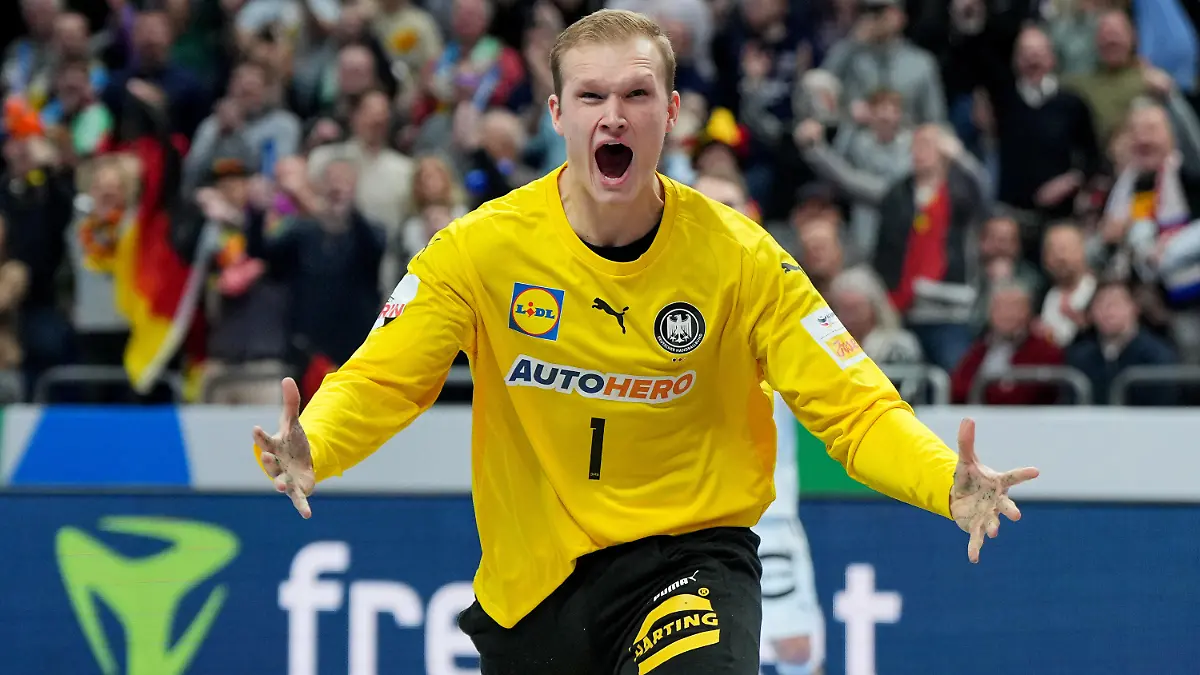 16.01.2024, Berlin: Handball: EM, Frankreich - Deutschland, Vorrunde, Gruppe A, 3. Spieltag, Mercedes-Benz Arena. Deutschlands Torwart David Späth jubelt nach einer Parade. Foto: Sören Stache/dpa +++ dpa-Bildfunk +++