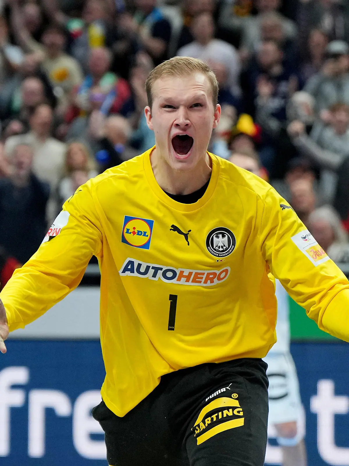 16.01.2024, Berlin: Handball: EM, Frankreich - Deutschland, Vorrunde, Gruppe A, 3. Spieltag, Mercedes-Benz Arena. Deutschlands Torwart David Späth jubelt nach einer Parade. Foto: Sören Stache/dpa +++ dpa-Bildfunk +++