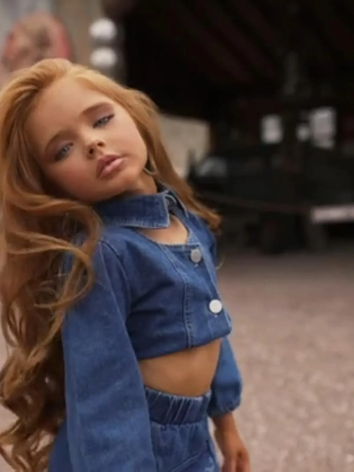Die 5-jährige Kynlee Heiman aus Kansas, USA, erfüllt sich ihre Wünsche früh im Leben. Sie ist bereits mehrfache Schönheitskönigin. Doch hinter diesem Erfolg stecken jede Menge Choreographien, Fotoshootings UND ein richtig hartes Workout. Denn Kynlee ist außerdem schon jetzt eine ziemlich talentierte Kunstturnerin. Doch bleibt da überhaupt noch Zeit übrig, einfach nur ein Kind zu sein?
