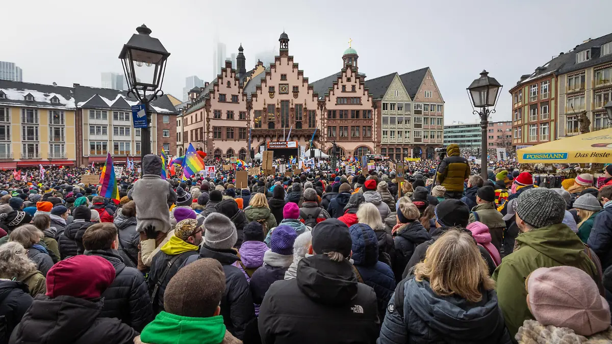 Demonstration gegen Rechtsextremismus in Frankfurt am Main Rund 20.000 Menschen haben sich am 20.01.2024 in Frankfurt am Main auf dem Römerberg versammelt, um gegen die AfD und Rechtsextremismus zu demonstrieren. Frankfurt am Main Römerberg Hessen Deutschland *** Demonstration against right-wing extremism in Frankfurt am Main Around 20,000 people gathered on the Römerberg in Frankfurt am Main on 20 01 2024 to demonstrate against the AfD and right-wing extremism Frankfurt am Main Römerberg Hesse Germany 2024-01-20_ffm_demo-gegen-rechts_09