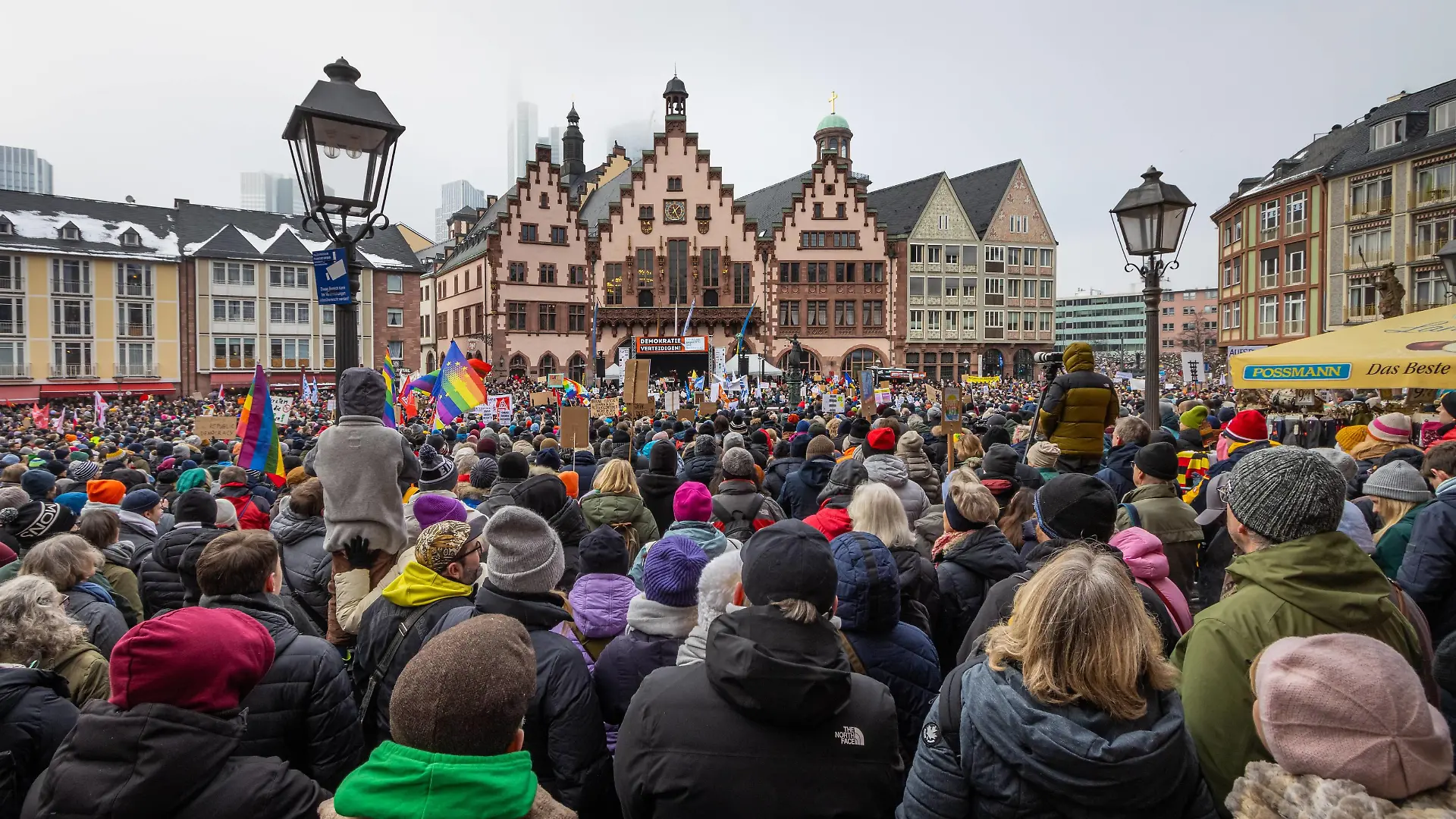 Demonstration gegen Rechtsextremismus in Frankfurt am Main Rund 20.000 Menschen haben sich am 20.01.2024 in Frankfurt am Main auf dem Römerberg versammelt, um gegen die AfD und Rechtsextremismus zu demonstrieren. Frankfurt am Main Römerberg Hessen Deutschland *** Demonstration against right-wing extremism in Frankfurt am Main Around 20,000 people gathered on the Römerberg in Frankfurt am Main on 20 01 2024 to demonstrate against the AfD and right-wing extremism Frankfurt am Main Römerberg Hesse Germany 2024-01-20_ffm_demo-gegen-rechts_09