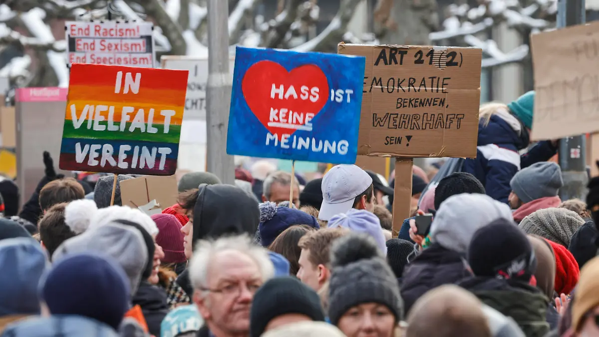Frankfurt Impressionen 20.01.2024 Tausende Teilnehmer bei Demonstration und Kundgebung mit Motto Demokratie verteidigen auf Römer sowie Paulsplatz gegen Rechtsruck u. Rechtsextremismus u. AfD u. Nationalsozialismus mit zahlreichen Schildern und Plakaten Frankfurt Main Hessen Deutschland *** Frankfurt Impressions 20 01 2024 Thousands of participants at demonstration and rally with the motto Defend democracy on Römer and Paulsplatz against the shift to the right u right-wing extremism u AfD u National Socialism with numerous signs and posters Frankfurt Main Hesse Germany