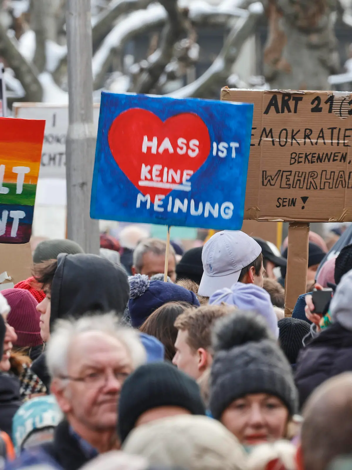 Frankfurt Impressionen 20.01.2024 Tausende Teilnehmer bei Demonstration und Kundgebung mit Motto Demokratie verteidigen auf Römer sowie Paulsplatz gegen Rechtsruck u. Rechtsextremismus u. AfD u. Nationalsozialismus mit zahlreichen Schildern und Plakaten Frankfurt Main Hessen Deutschland *** Frankfurt Impressions 20 01 2024 Thousands of participants at demonstration and rally with the motto Defend democracy on Römer and Paulsplatz against the shift to the right u right-wing extremism u AfD u National Socialism with numerous signs and posters Frankfurt Main Hesse Germany