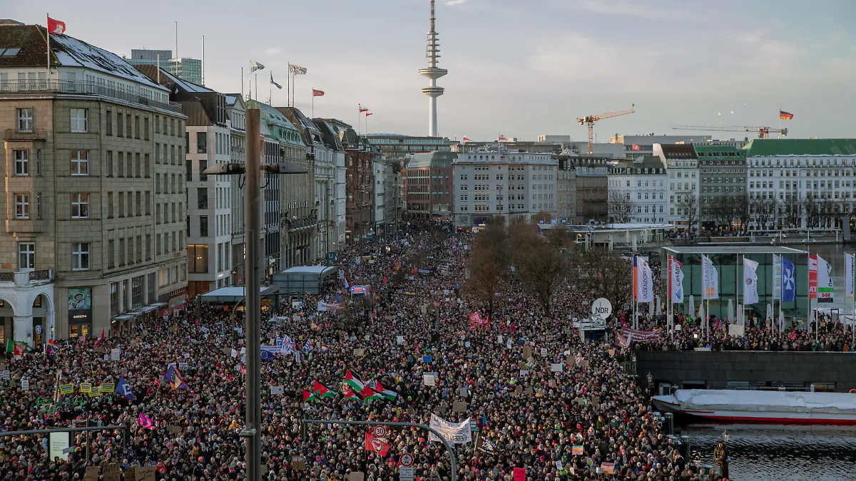 80000 Protest Against Right-Wing Party AFD in Hamburg 01/19/2024 Hamburg, Deutschland. Blick auf den Jungfernstieg, der Binnenalster, sowie dem Hamburger Fernsehrturm. Über 80.000 Menschen versammelten sich am 19. Januar 2024 in der Hamburger Innenstadt zu einer friedlichen Demonstration. Ihr Ziel war es, gegen die als staats- und menschenfeindlich wahrgenommenen Ansichten der rechtspopulistischen Partei AfD zu protestieren. Die Veranstaltung wurde unter dem Motto Hamburg steht auf durchgeführt. January 19, 2024, Hamburg, Germany. View of the Jungfernstieg, the Binnenalster, and the Hamburg Television Tower. Over 80,000 people gathered on January 19, 2024, in downtown Hamburg for a peaceful demonstration. Their goal was to protest agai Copyright: xHamixRoshanx