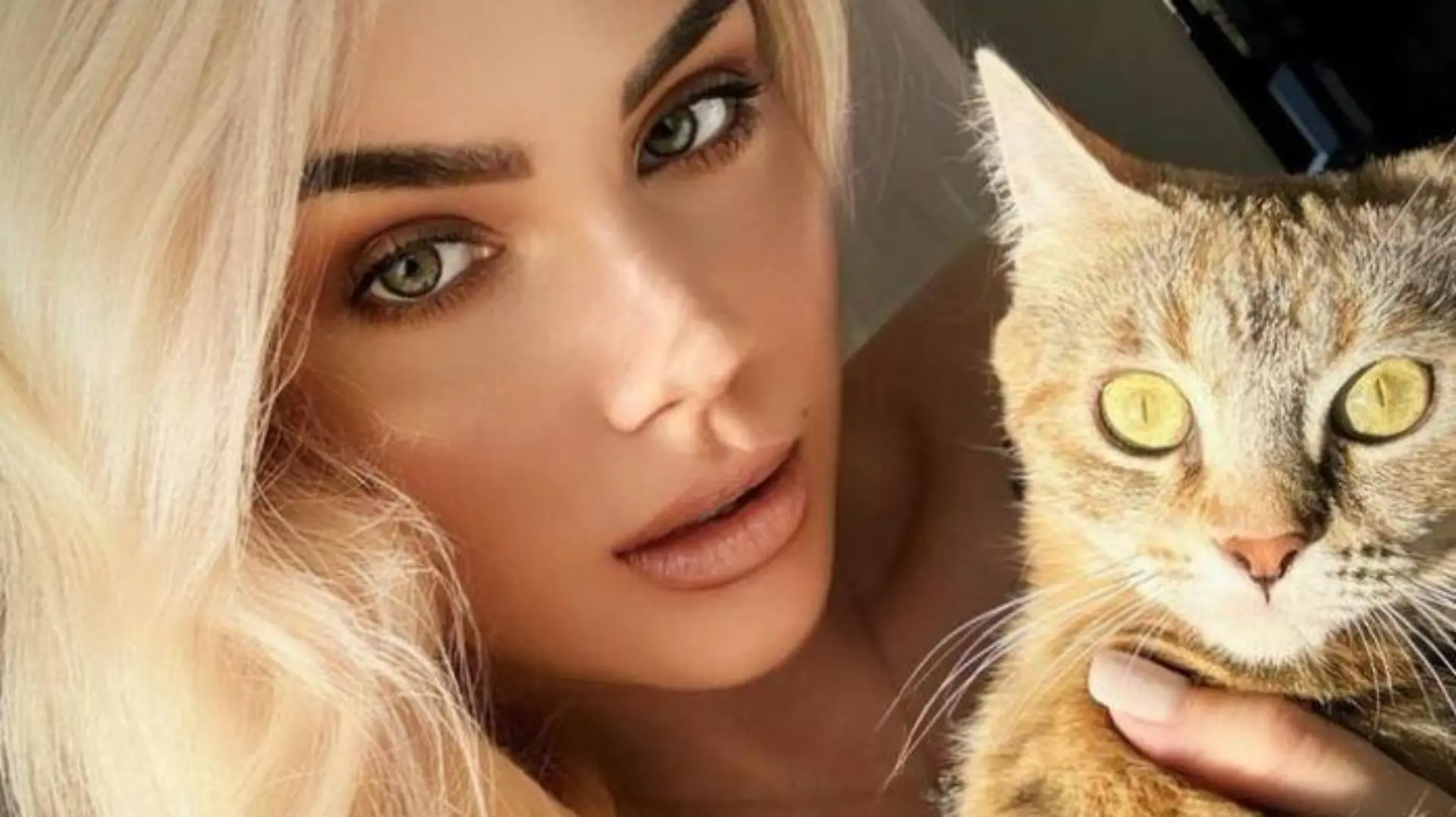 Nathalie Volk präsentiert sich mit blonder Mähne.