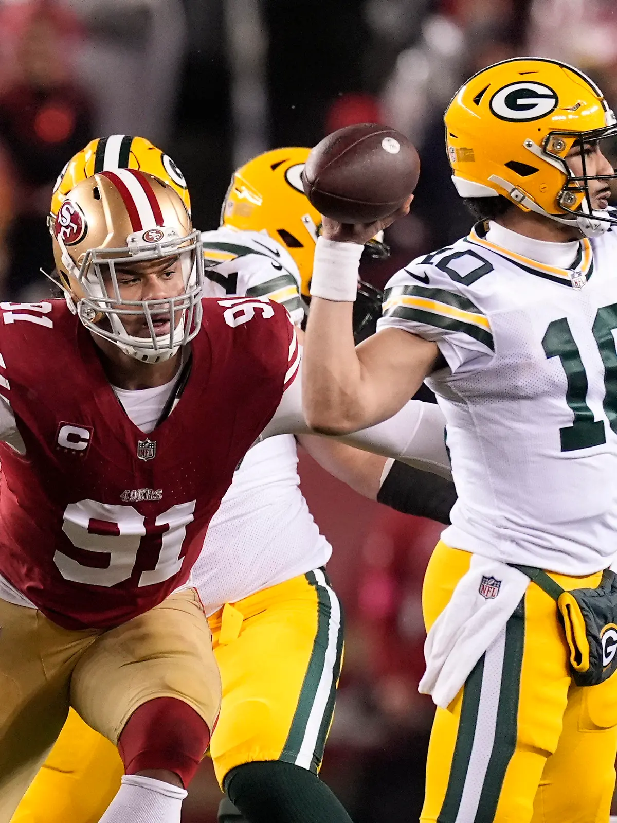 20.01.2024, USA, Santa Clara: American Football: Profiliga NFL, Play-off-Runde, Viertelfinale, San Francisco 49ers - Green Bay Packers. Green Bay Packers-Quarterback Jordan Love (10) wirft unter dem Druck von San Francisco 49ers Defensive End Arik Armstead (91). Foto: Godofredo A. Vásquez/AP +++ dpa-Bildfunk +++
