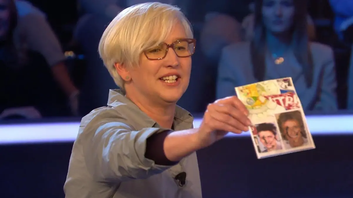 Stolz präsentiert Günther Jauchs Kandidatin Suzanne Muller dem Moderator ihr Maskottchen.