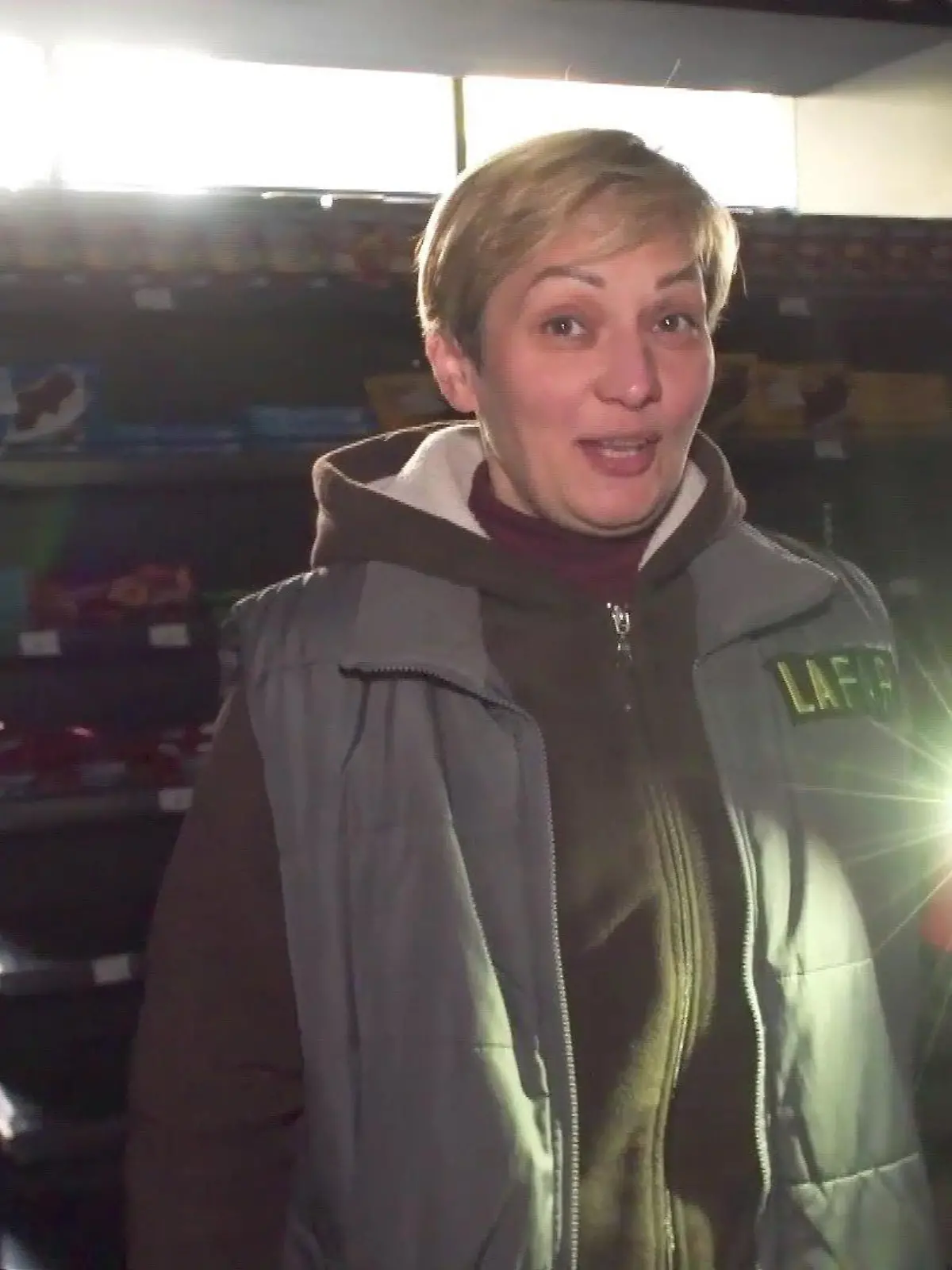 Iryna ist Supermarkt-Managerin in Bachmut, Ukraine: Die Waren werden am Eingang verkauft, im Hellen. Es ist eine Art Treffpunkt in einer Stadt, wo es nur noch die wenigsten aushalten. Der Gefechtslärm ist eine ständige Drohkulisse