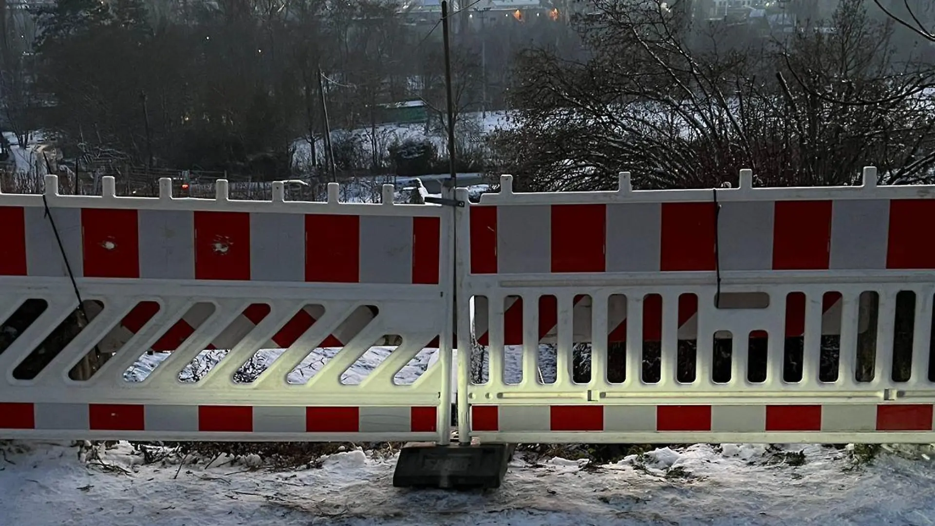 Regenauffangbecken nach Unfall gesichert