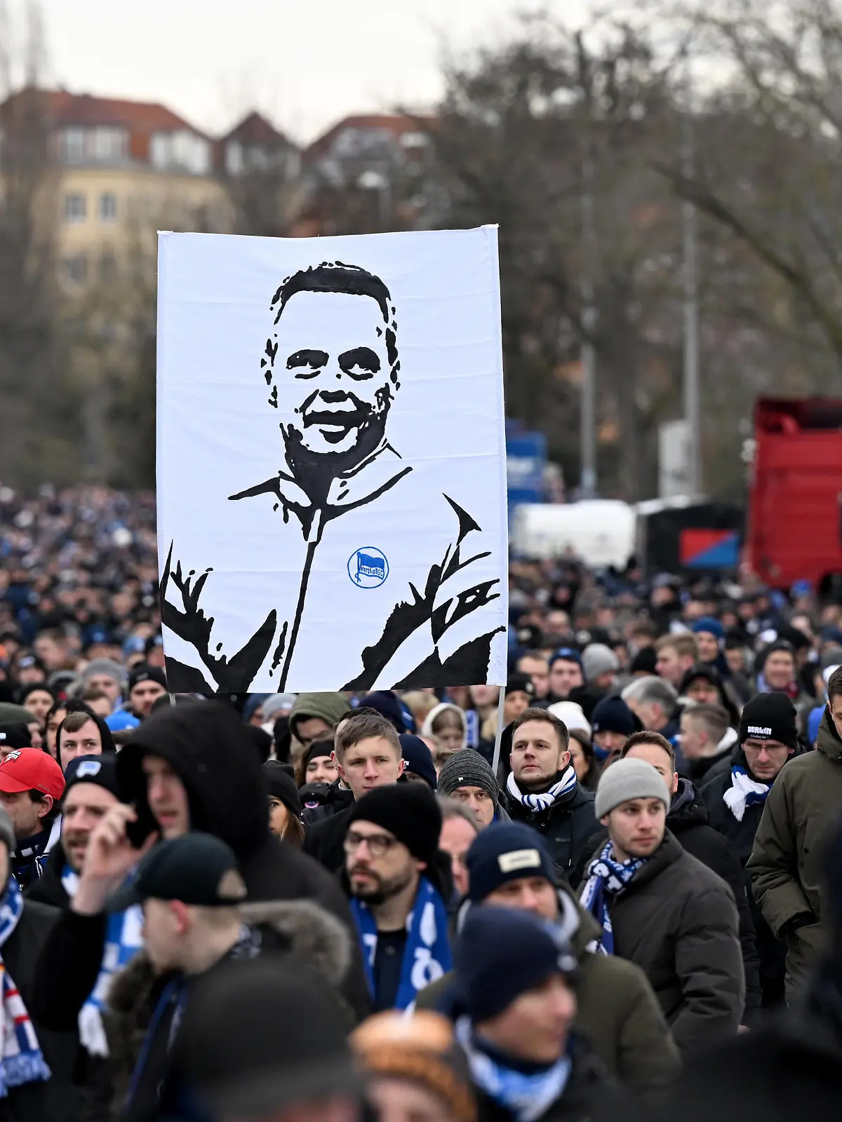 Fussball, Herren, Saison 2023/2024, 2. Bundesliga 18. Spieltag, Hertha BSC - Fortuna Düsseldorf, Gedenken an den verstorbenen Präsidenten Kay Bernstein Hertha BSC, im Bild: Trauermarsch der Fans und Ultras für den verstorbenen Präsidenten Kay Bernstein Hertha BSC, hier in der Olympischen Straße, Doppelhalter mit Bild von Kay Bernstein, 21.01. 2024, *** Football, Men, Season 2023 2024, 2 Bundesliga 18 Matchday , Hertha BSC Fortuna Düsseldorf, Commemoration of the deceased president Kay Bernstein Hertha BSC , in the picture funeral march of the fans and Ultras for the deceased president Kay Bernstein Hertha BSC , here in Olympische Straße, double holder with picture of Kay Bernstein, 21 01 2024, Copyright: xMatthiasxKochx