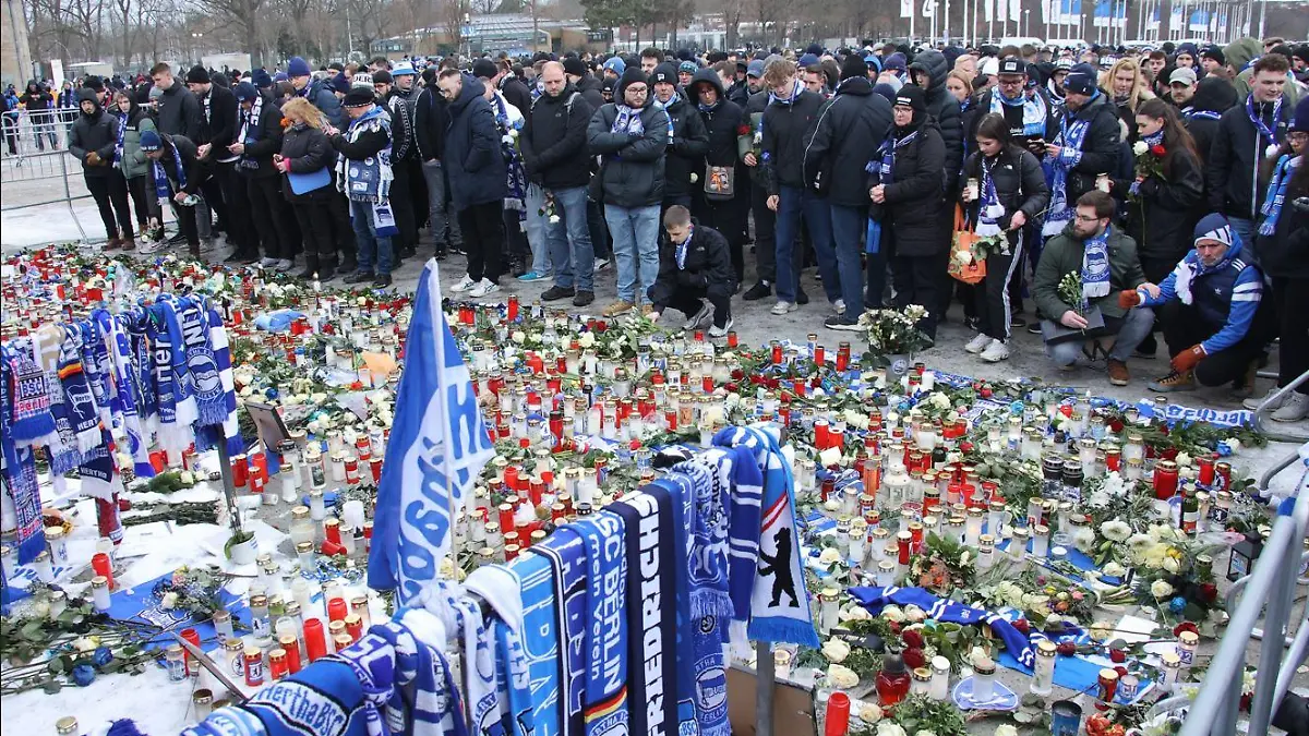 Blumen zu Ehren des gestorbenen Hertha-Präsidenten Kay Bernstein