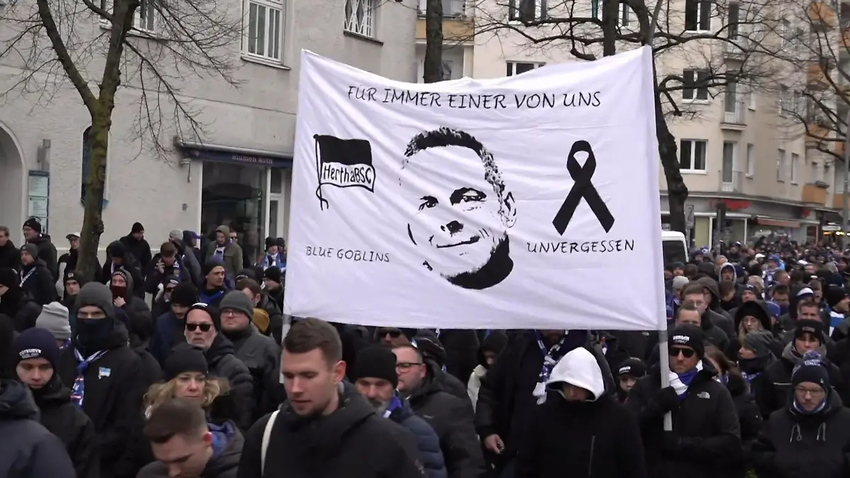 Hertha-Fans trauern um Kay Bernstein Trauermarsch zum Gedenken