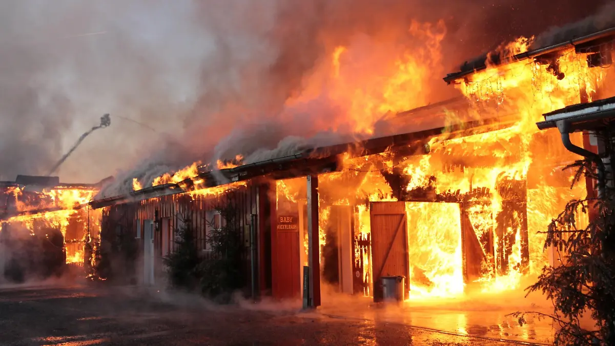 21.01.2024, Bayern, Eging am See: Ein Gebäude in der Westernstadt Pullman City steht in Brand. In dem Freizeitpark Westernstadt Pullman City in Eging am See in Bayern ist am Sonntagmorgen ein Feuer ausgebrochen. Mehrere Gebäude in Holzbauweise wie Saloons stehen entlang der sogenannten Main Street in Vollbrand, wie die Polizei am Sonntagmorgen mitteilte. Die Polizei geht nach ersten Schätzungen von einem Millionenschaden aus. Foto: Lilo Klesse/dpa +++ dpa-Bildfunk +++