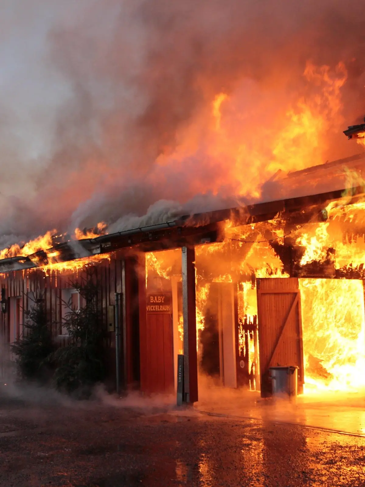 21.01.2024, Bayern, Eging am See: Ein Gebäude in der Westernstadt Pullman City steht in Brand. In dem Freizeitpark Westernstadt Pullman City in Eging am See in Bayern ist am Sonntagmorgen ein Feuer ausgebrochen. Mehrere Gebäude in Holzbauweise wie Saloons stehen entlang der sogenannten Main Street in Vollbrand, wie die Polizei am Sonntagmorgen mitteilte. Die Polizei geht nach ersten Schätzungen von einem Millionenschaden aus. Foto: Lilo Klesse/dpa +++ dpa-Bildfunk +++