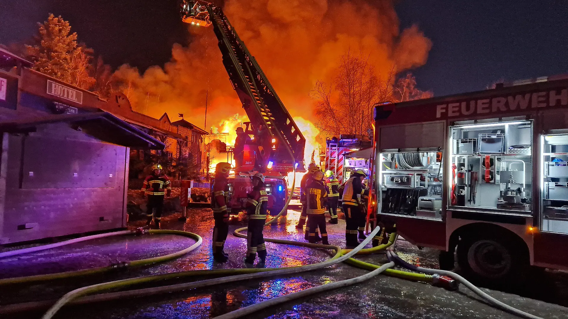 21.01.2024, Bayern, Eging am See: Feuerwehrleute löschen einen Brand in der Westernstadt Pullman City. In dem Freizeitpark Westernstadt Pullman City in Eging am See in Bayern ist am Sonntagmorgen ein Feuer ausgebrochen. Mehrere Gebäude in Holzbauweise wie Saloons stehen entlang der sogenannten Main Street in Vollbrand, wie die Polizei am Sonntagmorgen mitteilte. Die Polizei geht nach ersten Schätzungen von einem Millionenschaden aus. Foto: Helmut Degenhart/zema-medien.de/dpa +++ dpa-Bildfunk +++
