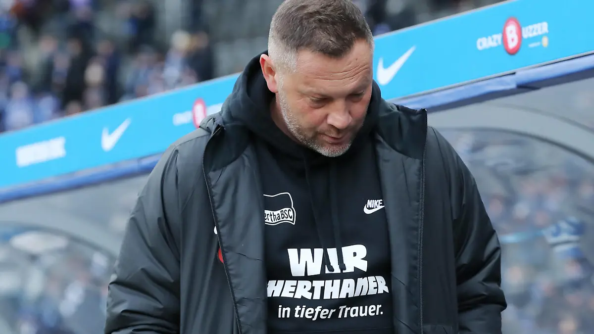 Trainer Pal Dardai, Trauer um Präsident Kay Bernstein, verstorben am 16.01.2024 / / Fußball Fussball / DFL 2.Bundesliga Herren / 18.Spieltag Saison 2023/2024 / 21.01.2024 / Hertha BSC Berlin vs. Fortuna Düsseldorf / DFL regulations prohibit any use of photographs as image sequences and/or quasi-video / *** Coach Pal Dardai, mourning for President Kay Bernstein, deceased 16 01 2024 Sport Football Soccer DFL 2 Bundesliga Men 18 Matchday Season 2023 2024 21 01 2024 Hertha BSC Berlin vs Fortuna Düsseldorf DFL regulations prohibit any use of photographs as image sequences and or quasi video