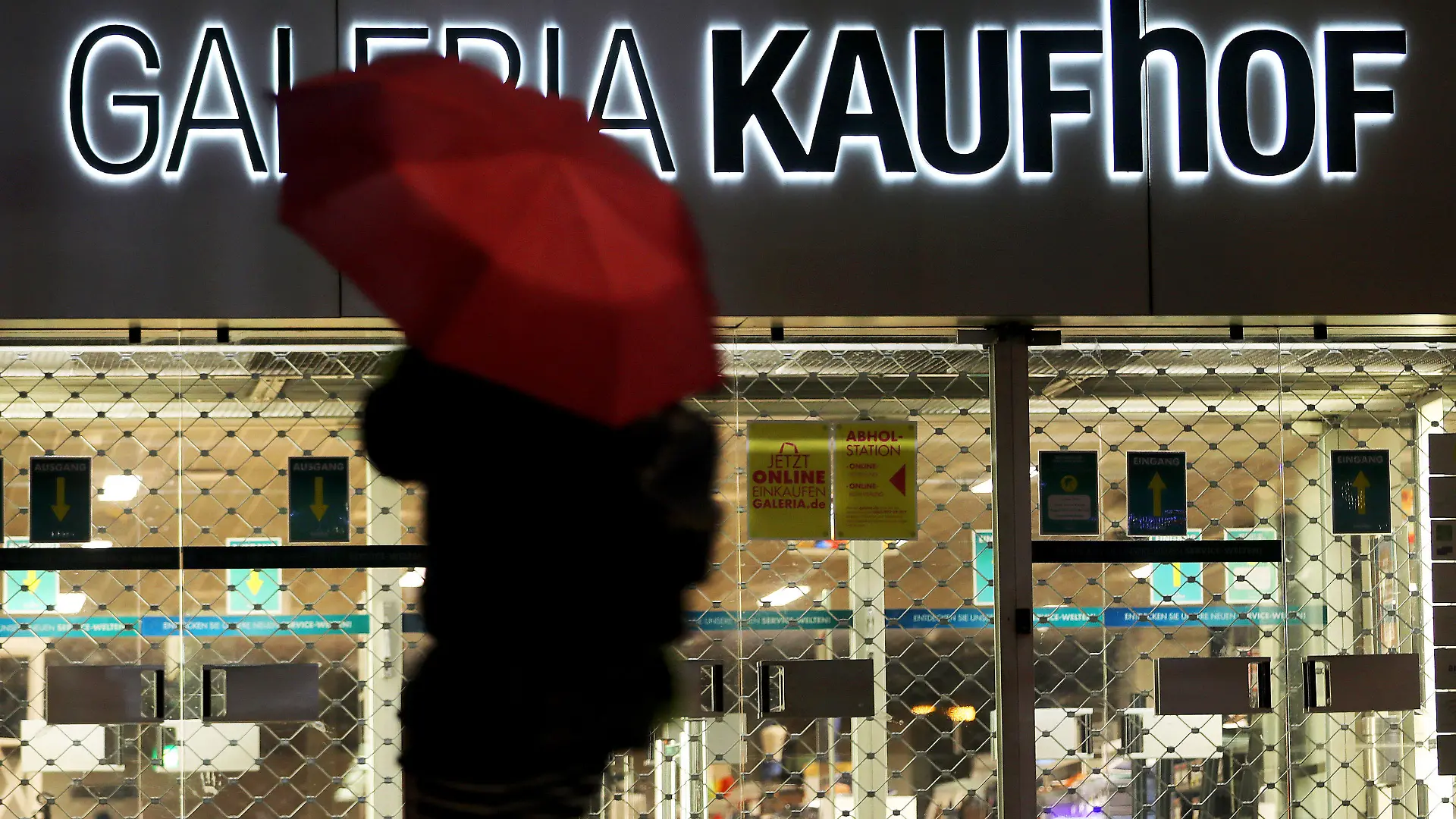 ARCHIV - 27.01.2021, Nordrhein-Westfalen, Köln: Eine Frau geht mit Regenschirm an einer geschlossenen Kaufhof Filiale vorbei. Deutschlands letzte große Warenhauskette Galeria Karstadt Kaufhof befindet sich nach den Worten ihres Vorstandschefs Miguel Müllenbach «erneut in bedrohlicher Lage». In einem Mitarbeiterbrief, der der Deutschen Presse-Agentur vorliegt, berichtete der Manager, der Krieg in der Ukraine und die hohe Inflation hätten Galeria schwer getroffen und das Unternehmen bei seinen zunächst vielversprechenden Sanierungsbemühungen stark zurückgeworfen. (zu dpa: «Konzernchef: Galeria Karstadt Kaufhof "erneut in bedrohlicher Lage"») Foto: Oliver Berg/dpa +++ dpa-Bildfunk +++