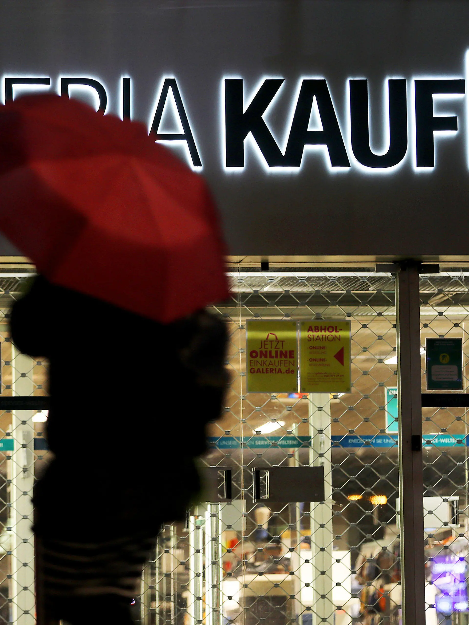 ARCHIV - 27.01.2021, Nordrhein-Westfalen, Köln: Eine Frau geht mit Regenschirm an einer geschlossenen Kaufhof Filiale vorbei. Deutschlands letzte große Warenhauskette Galeria Karstadt Kaufhof befindet sich nach den Worten ihres Vorstandschefs Miguel Müllenbach «erneut in bedrohlicher Lage». In einem Mitarbeiterbrief, der der Deutschen Presse-Agentur vorliegt, berichtete der Manager, der Krieg in der Ukraine und die hohe Inflation hätten Galeria schwer getroffen und das Unternehmen bei seinen zunächst vielversprechenden Sanierungsbemühungen stark zurückgeworfen. (zu dpa: «Konzernchef: Galeria Karstadt Kaufhof "erneut in bedrohlicher Lage"») Foto: Oliver Berg/dpa +++ dpa-Bildfunk +++