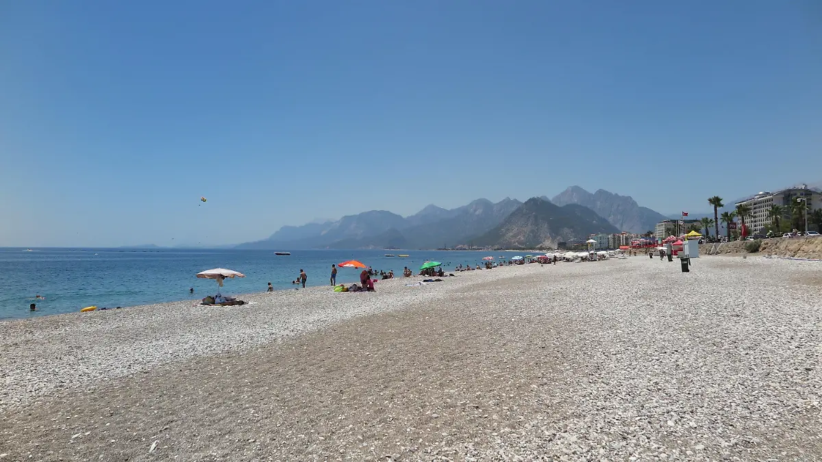 Nur wenige Menschen bevölkern am 22.06.2016 den Strand Konyaalti in Antalya. Foto: Mirjam Schmitt/dpa (Zu dpa "Leere Hotels und Strände - Tourismus in der Türkei in der Krise" vom 28.06.2016) +++(c) dpa - Bildfunk+++