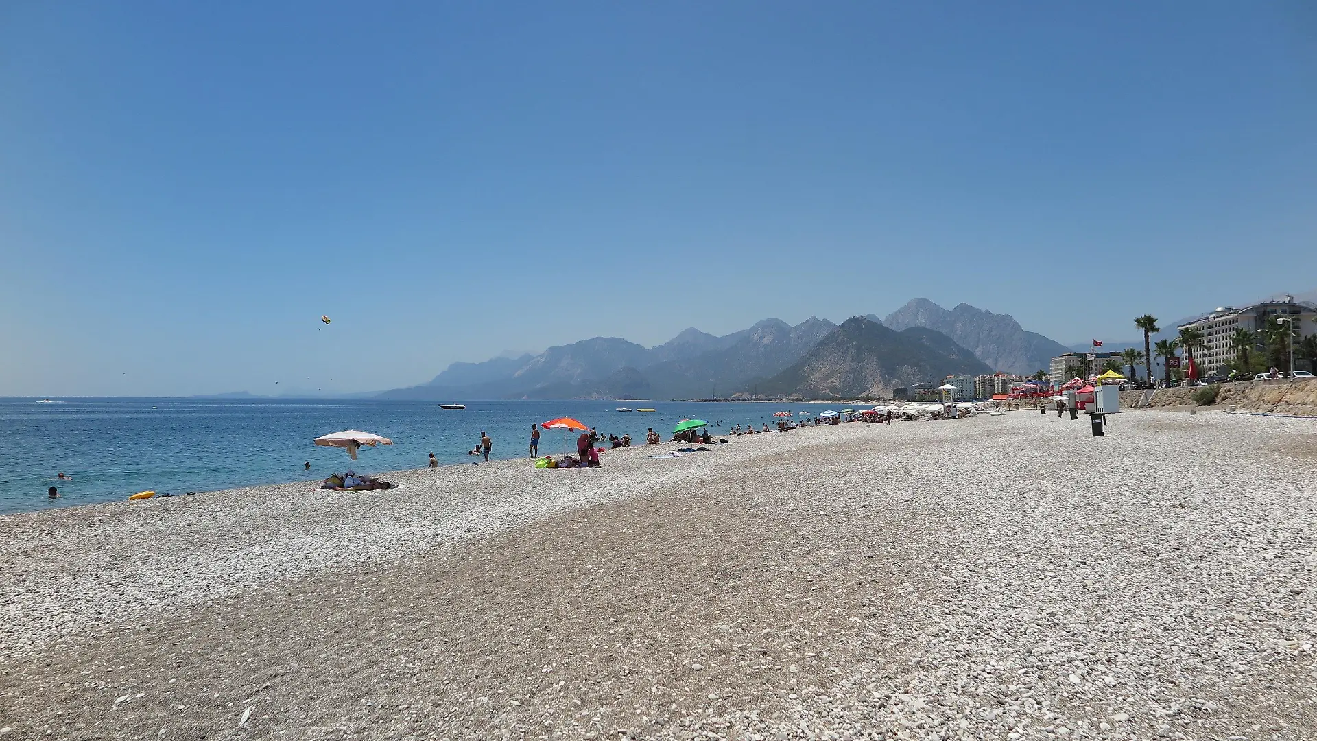 Nur wenige Menschen bevölkern am 22.06.2016 den Strand Konyaalti in Antalya. Foto: Mirjam Schmitt/dpa (Zu dpa "Leere Hotels und Strände - Tourismus in der Türkei in der Krise" vom 28.06.2016) +++(c) dpa - Bildfunk+++