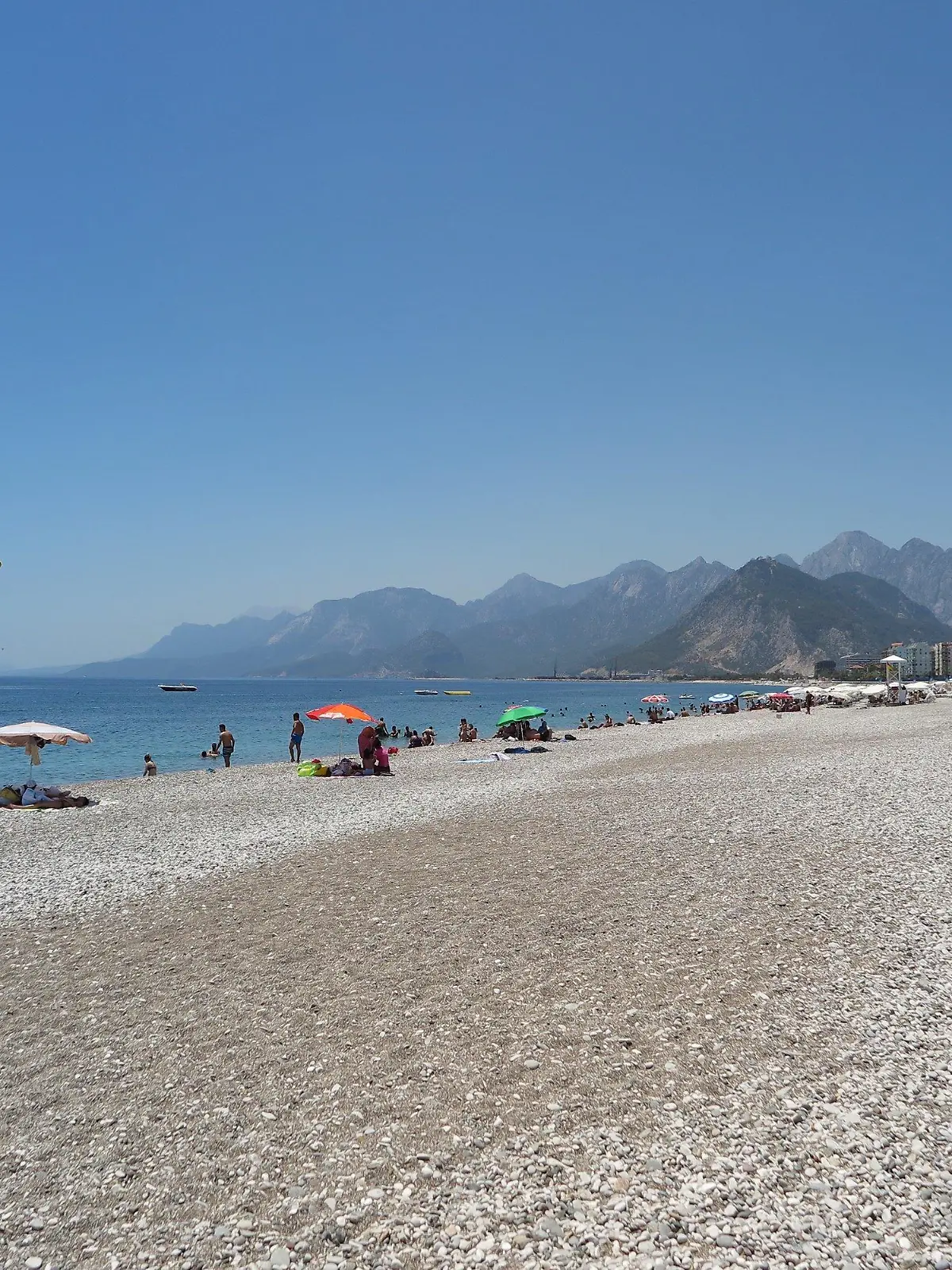 Nur wenige Menschen bevölkern am 22.06.2016 den Strand Konyaalti in Antalya. Foto: Mirjam Schmitt/dpa (Zu dpa "Leere Hotels und Strände - Tourismus in der Türkei in der Krise" vom 28.06.2016) +++(c) dpa - Bildfunk+++