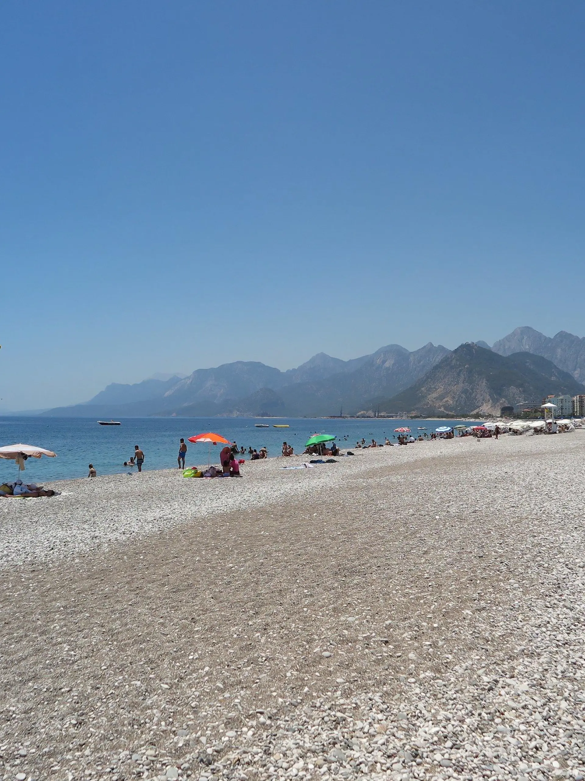 Nur wenige Menschen bevölkern am 22.06.2016 den Strand Konyaalti in Antalya. Foto: Mirjam Schmitt/dpa (Zu dpa "Leere Hotels und Strände - Tourismus in der Türkei in der Krise" vom 28.06.2016) +++(c) dpa - Bildfunk+++