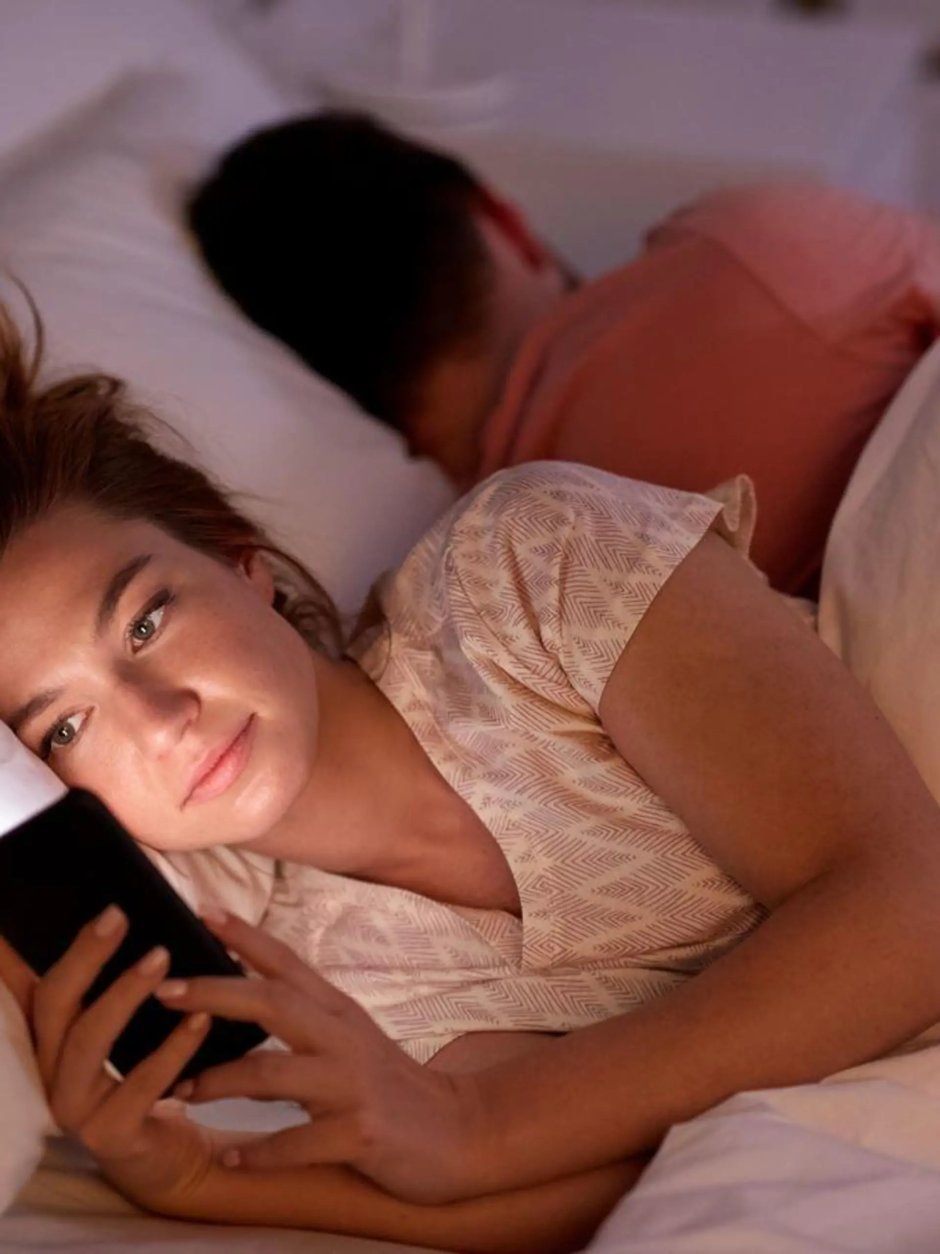 Frau und Mann liegen im Bett