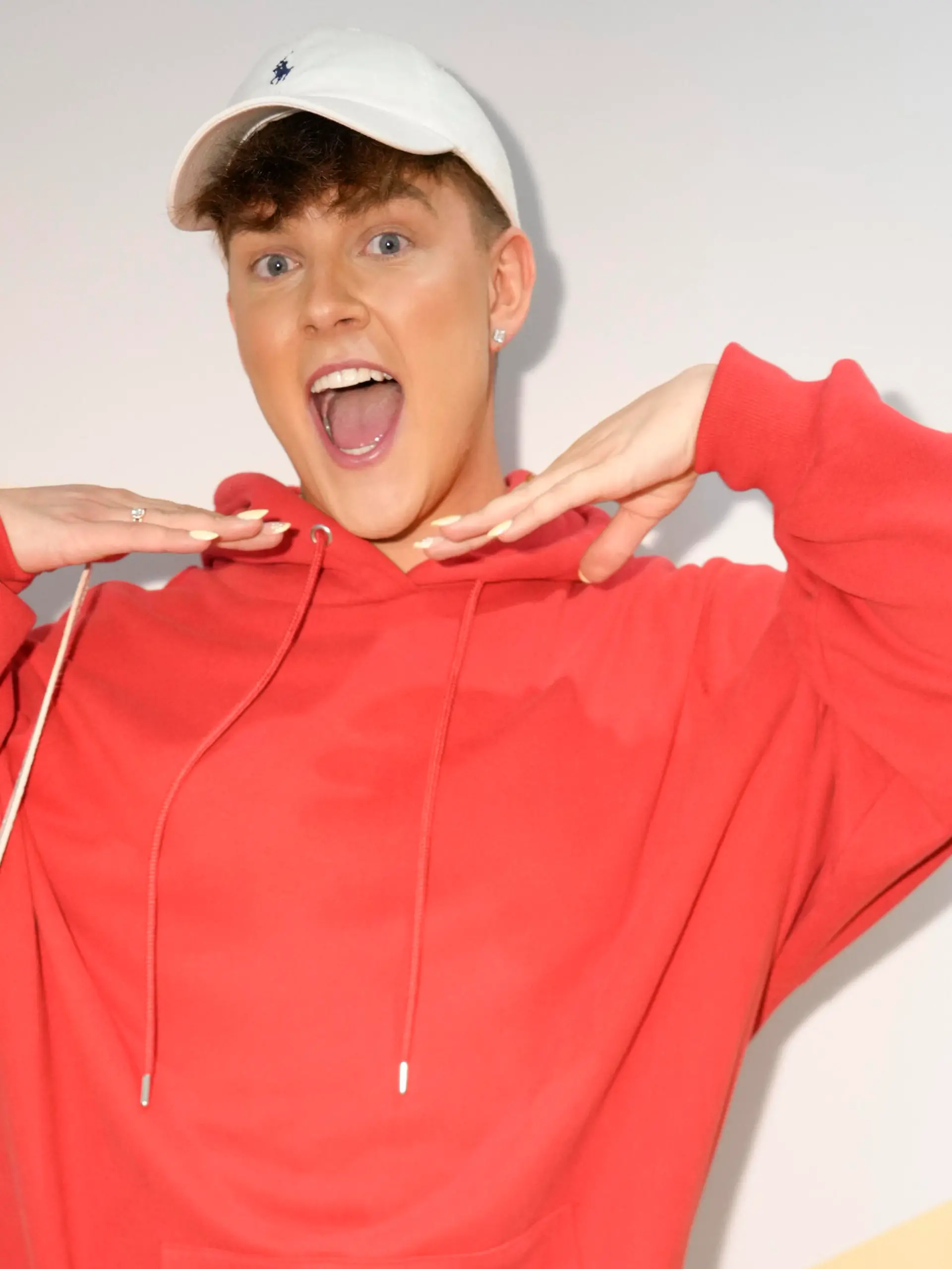 Influencer Twenty4Tim im Portrait beim Launch der Mode und Movie Collection fuer den Kinofilm Getup durch Peek and Cloppenburg Duesseldorf, die Launchparty fand im Koelner Modehaus der Bekleidungskette statt., Koeln, 22.06.2023