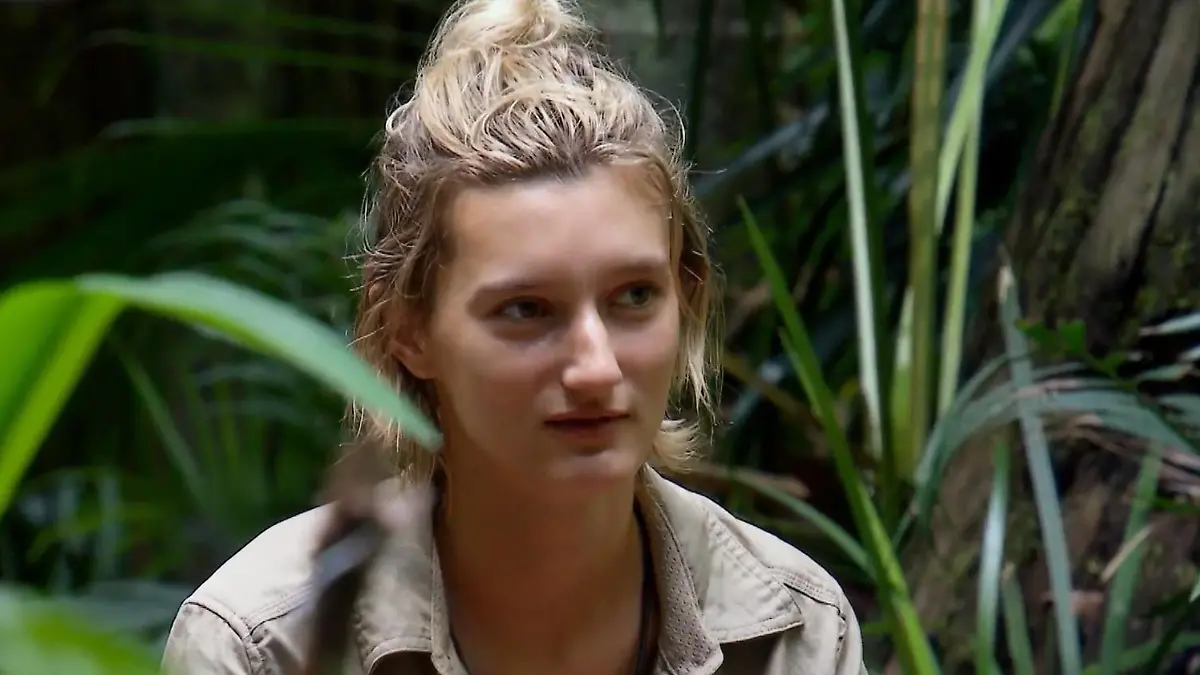 Oh, oh, Odonkor! Für die Ex-GNTM-Kandidatin Anya Elsner wird das Dschungelcamp-Abenteuer schon an Tag drei ziemlich heiß!