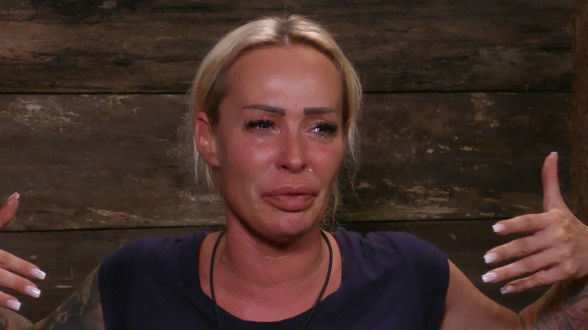 Tag 2 im Camp. Cora Schumacher spricht über ihren Ex-Mann Ralf.
+++ Die Verwendung des sendungsbezogenen Materials ist nur mit dem Hinweis und Verlinkung auf RTL+ gestattet. +++