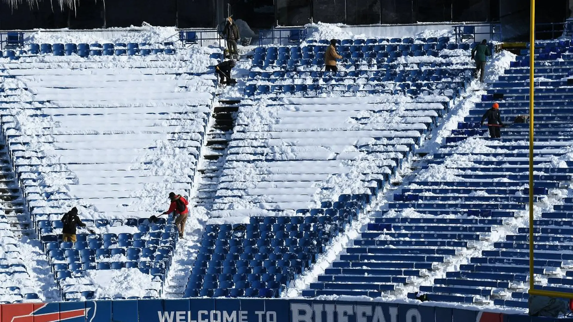 January 15, 2024, Orchard Park, New York, USA: Fans of the Buffalo Bills showed up to shovel out seats at Highmark Stadium before the Bills took on the Pittsburgh Steelers in the wildcard game. The Bills won 31-17. Orchard Park USA - ZUMAb241 20240115_zsa_b241_028 Copyright: xJakexMysliwczykx/xAmgxMediax