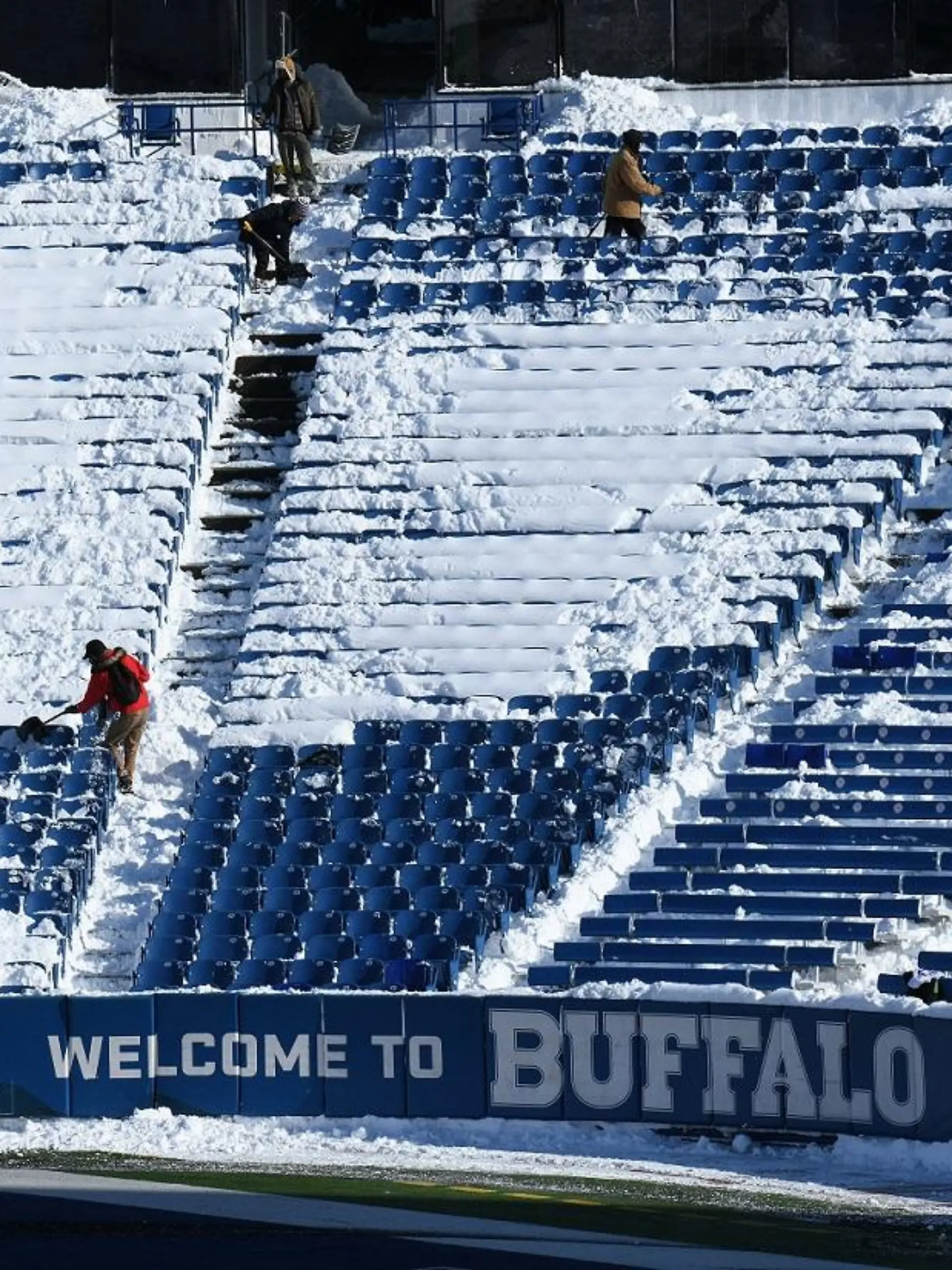 January 15, 2024, Orchard Park, New York, USA: Fans of the Buffalo Bills showed up to shovel out seats at Highmark Stadium before the Bills took on the Pittsburgh Steelers in the wildcard game. The Bills won 31-17. Orchard Park USA - ZUMAb241 20240115_zsa_b241_028 Copyright: xJakexMysliwczykx/xAmgxMediax