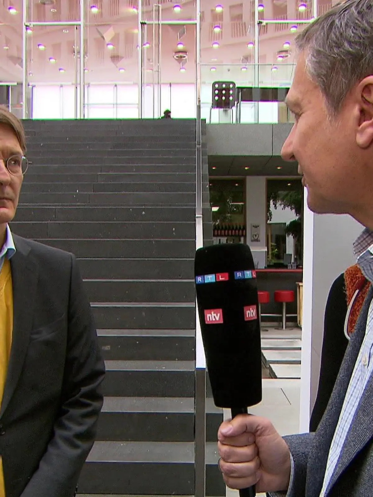 Karl Lauterbach im Interview mit RTL-Reporter Holger Schmidt-Denker.