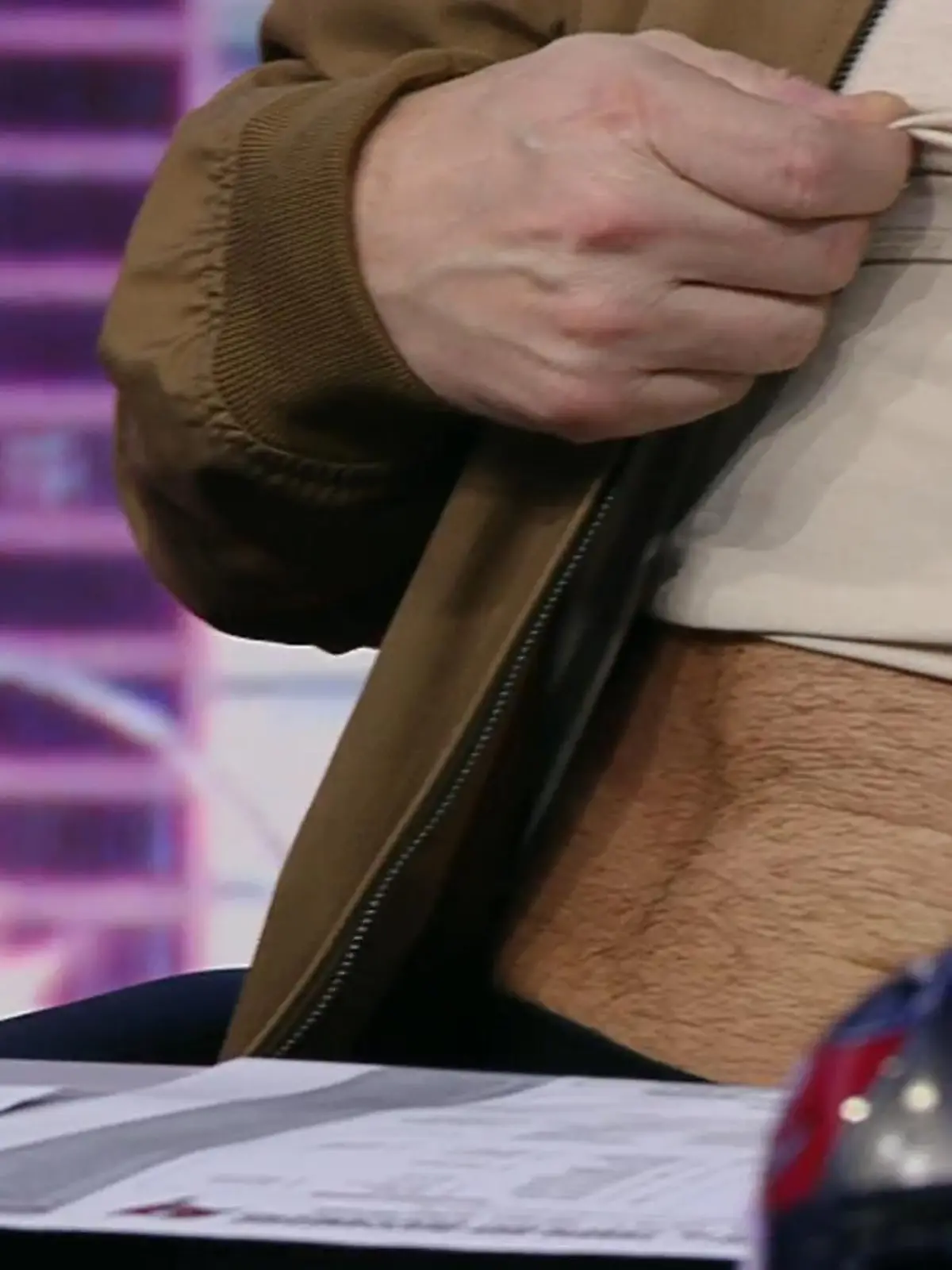 Frank Buschmann (59) zeigt nackte Haut: Der NFL-Experte von RTL zieht mitten in der Sendung sein T-Shirt hoch und präsentiert seinen muskulösen Bauch. Die Reaktion seines Kollegen Björn Werner (33) neben ihm?