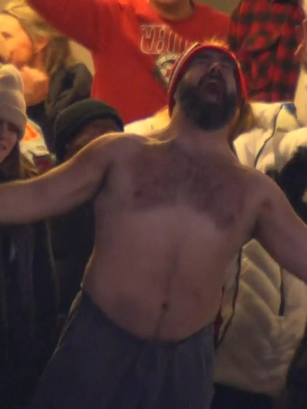 Travis Kelce erzielt für seine Kansas City Chiefs einen Touchdown gegen die Buffalo Bills. Es ist ein wichtiger Erfolg im NFL-Playoff-Spiel - das weiß auch sein Bruder Jason. Kein Wunder also, dass er auf der Tribüne ausgelassen jubelt.