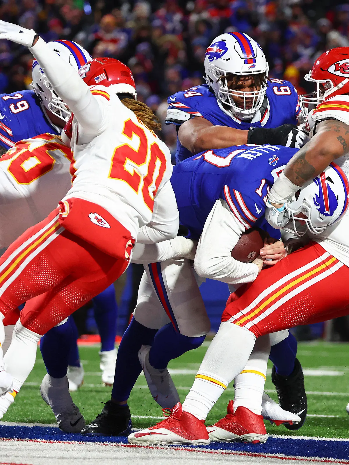 21.01.2024, USA, Orchard Park: American Football: Profiliga NFL, Play-off-Runde, Viertelfinale, Buffalo Bills - Kansas City Chiefs. Buffalo Bills-Quarterback Josh Allen (17) schiebt sich über die Torlinie und erzielt einen Touchdown. Foto: Jeffrey T. Barnes/AP/dpa +++ dpa-Bildfunk +++