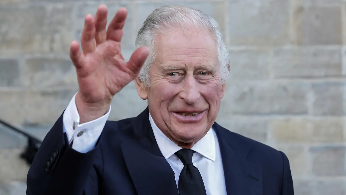ARCHIV - 16.09.2022, Großbritannien, Cardiff: König Charles III. trifft zu einem Empfang für lokale Wohltätigkeitsorganisationen im Cardiff Castle in Wales ein. Der britische König wird am 6. Mai 2023 in London gekrönt. Foto: Chris Jackson/Pool Getty/dpa +++ dpa-Bildfunk +++