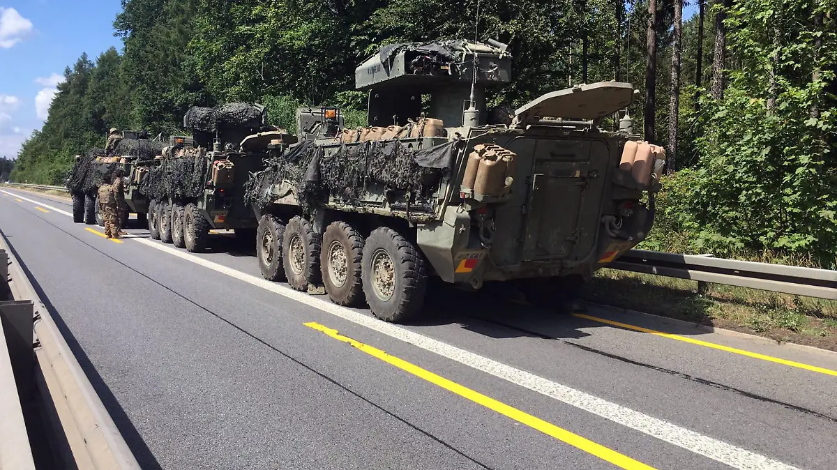 HANDOUT - 20.06.2018, Sachsen, Bautzen: Defekte Militärfahrzeuge der US-Streitkräfte, die sich auf der Rückreise aus Polen und dem Baltikum befanden, stehen auf der Autobahn A4. Wie die Polizei mitteilte, waren am Nachmittag zwei Transportpanzer im Baustellenbereich nahe des Rastplatzes Rödertal aus technischen Gründen liegen geblieben. Die Autobahn musste voll gesperrt werden. Aufgrund der Breite der Radpanzer ging in Richtung Dresden nichts mehr. (zu dpa «Defekte US-Militärfahrzeuge: Autobahn voll gesperrt» vom 20.06.2018) Foto: ---/Polizei Sachsen/dpa - ACHTUNG: Nur zur redaktionellen Verwendung im Zusammenhang mit der aktuellen Berichterstattung und nur mit vollständiger Nennung des vorstehenden Credits