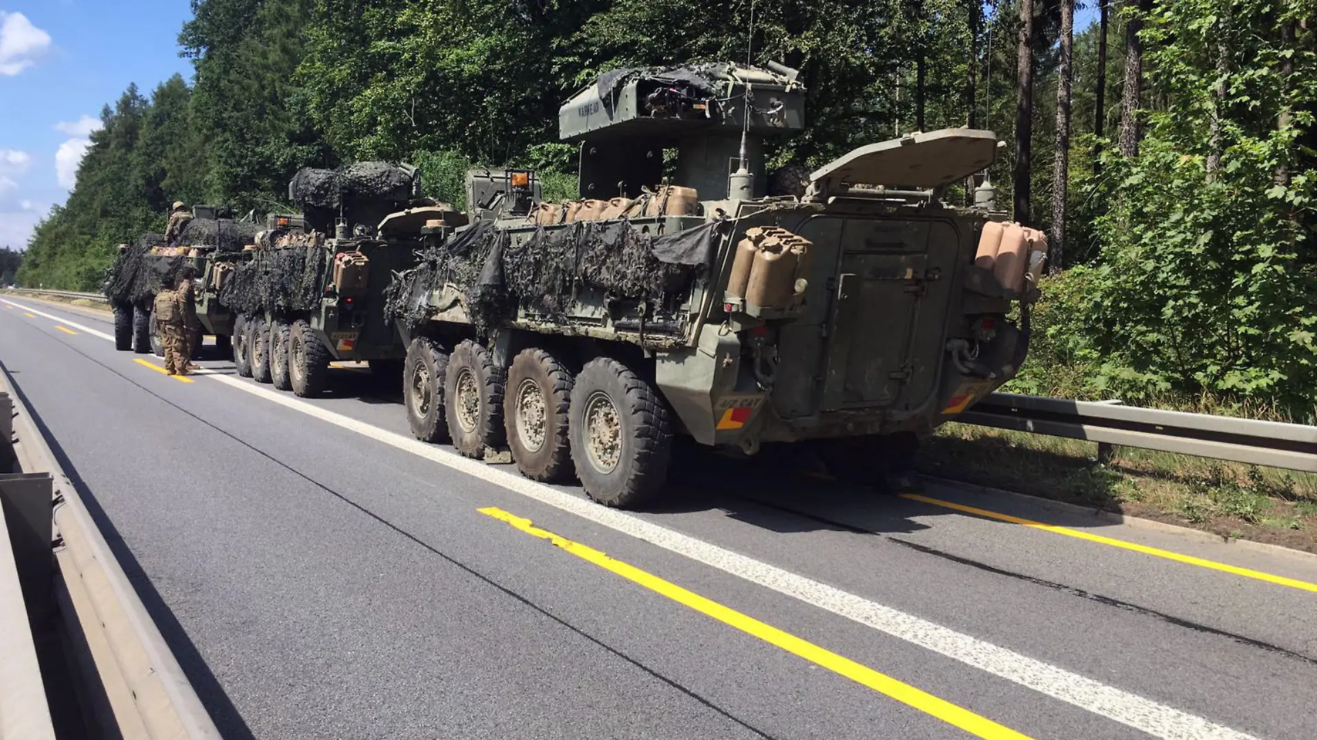 HANDOUT - 20.06.2018, Sachsen, Bautzen: Defekte Militärfahrzeuge der US-Streitkräfte, die sich auf der Rückreise aus Polen und dem Baltikum befanden, stehen auf der Autobahn A4. Wie die Polizei mitteilte, waren am Nachmittag zwei Transportpanzer im Baustellenbereich nahe des Rastplatzes Rödertal aus technischen Gründen liegen geblieben. Die Autobahn musste voll gesperrt werden. Aufgrund der Breite der Radpanzer ging in Richtung Dresden nichts mehr. (zu dpa «Defekte US-Militärfahrzeuge: Autobahn voll gesperrt» vom 20.06.2018) Foto: ---/Polizei Sachsen/dpa - ACHTUNG: Nur zur redaktionellen Verwendung im Zusammenhang mit der aktuellen Berichterstattung und nur mit vollständiger Nennung des vorstehenden Credits