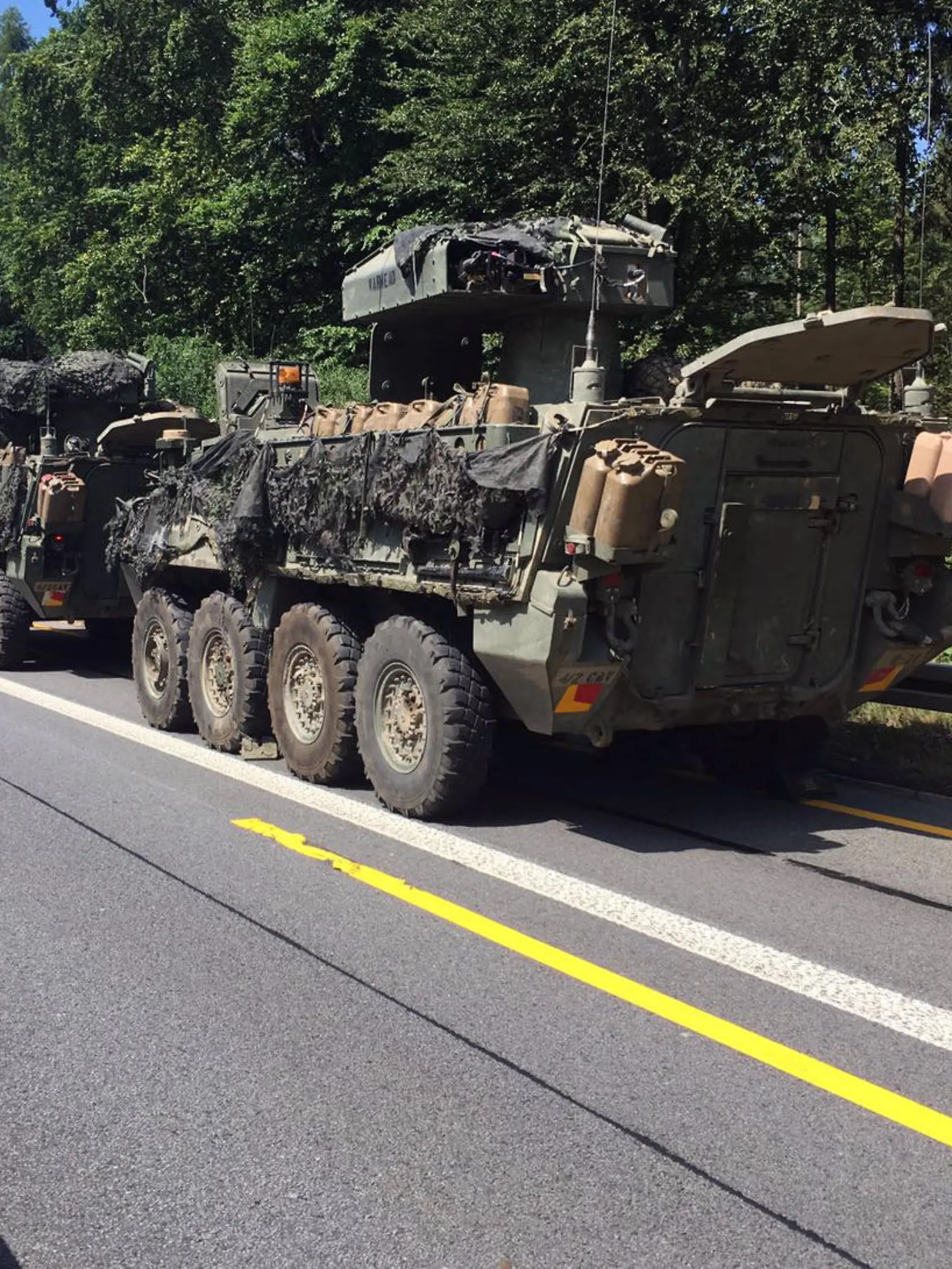 HANDOUT - 20.06.2018, Sachsen, Bautzen: Defekte Militärfahrzeuge der US-Streitkräfte, die sich auf der Rückreise aus Polen und dem Baltikum befanden, stehen auf der Autobahn A4. Wie die Polizei mitteilte, waren am Nachmittag zwei Transportpanzer im Baustellenbereich nahe des Rastplatzes Rödertal aus technischen Gründen liegen geblieben. Die Autobahn musste voll gesperrt werden. Aufgrund der Breite der Radpanzer ging in Richtung Dresden nichts mehr. (zu dpa «Defekte US-Militärfahrzeuge: Autobahn voll gesperrt» vom 20.06.2018) Foto: ---/Polizei Sachsen/dpa - ACHTUNG: Nur zur redaktionellen Verwendung im Zusammenhang mit der aktuellen Berichterstattung und nur mit vollständiger Nennung des vorstehenden Credits