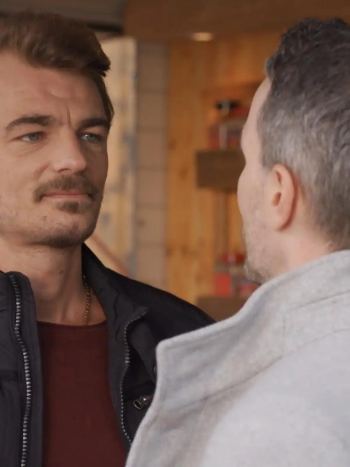 AWZ-Folge 4369 vom 22.01.24: Hannas Ex Ralf taucht plötzlich in Essen auf. Er hat dabei gleich eine Auseinandersetzung mit Kilian Reichenbach. Was beide da noch nicht wissen: Kilian unterstützt Hanna anwaltlich dabei, sich gegen Ralfs 40.000-Euro-Forderung für das Fitnessstudio in Bottrop zu wehren. Doch Kilian und Ralf begegnen sich schnell ein zweites Mal.