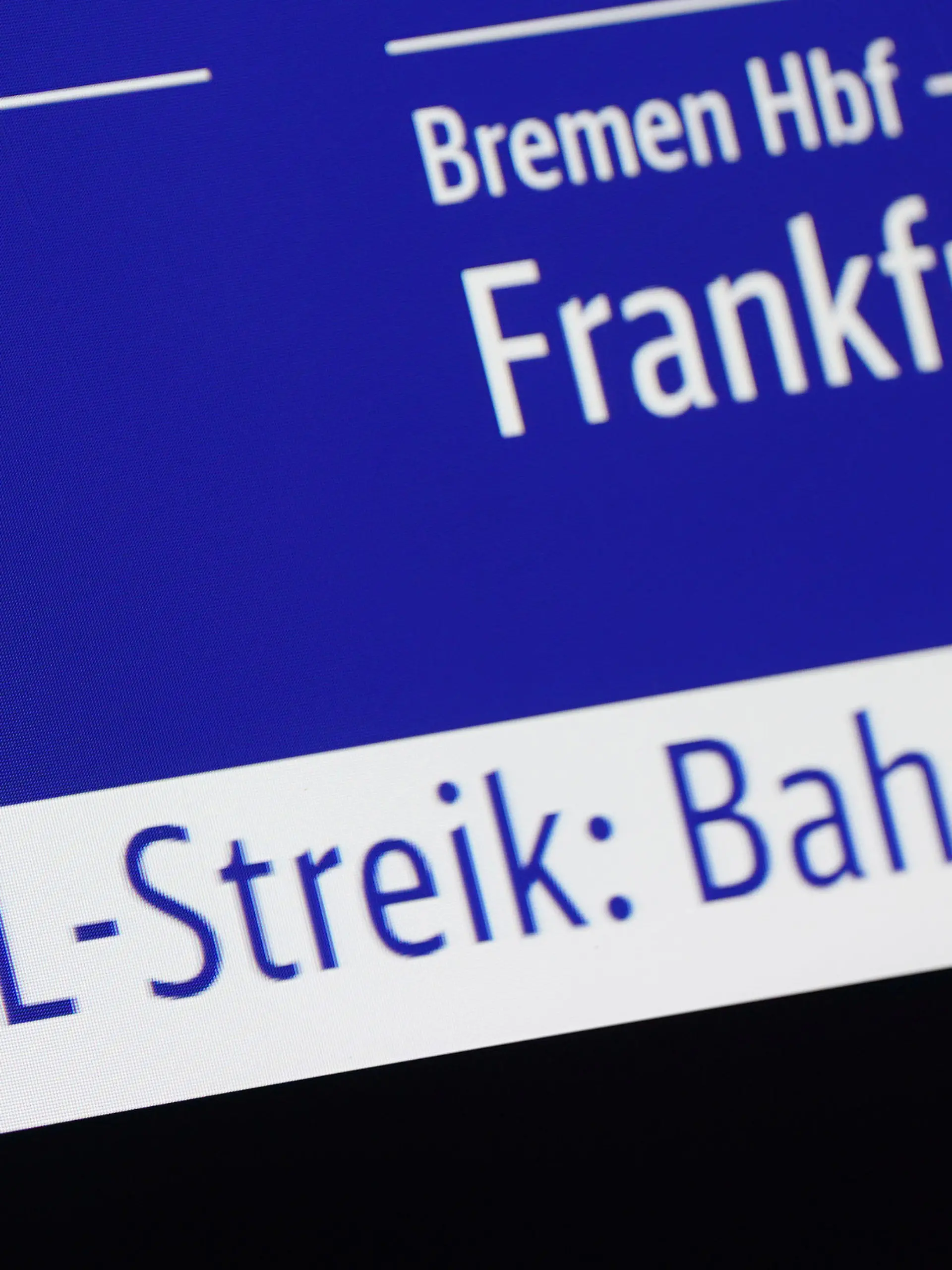 ARCHIV - 11.01.2024, Hamburg: ·GDL-Streik· ist auf einem Bildschirm im Bahnhof Altona zu lesen. (zu dpa «Lokführergewerkschaft GDL ruft zum nächsten Streik bei der Bahn auf») Foto: Marcus Brandt/dpa +++ dpa-Bildfunk +++