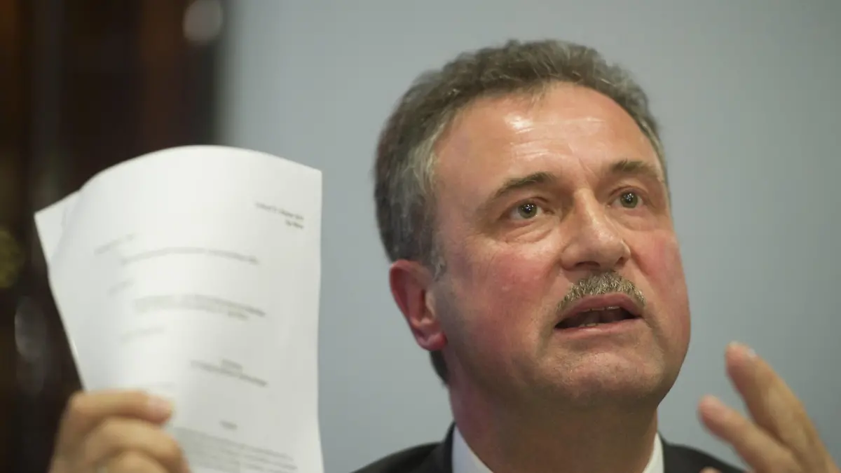 Berlin, Der Vorsitzende der Lokführergewerkschaft GDL, Claus Weselsky, haelt am Mittwoch (05.11.2014) einer Pressekonferenz zum Streik der Lokfuehrer einen Entwurf eines Tarifvertrags in der Hand.
Berlin the Chairman the Train driver\u0026#39;s union GDL Claus Weselsky holds at Wednesday 05 11 2014 a Press conference to Strike the Driver a Draft a Collective Agreement in the Hand
