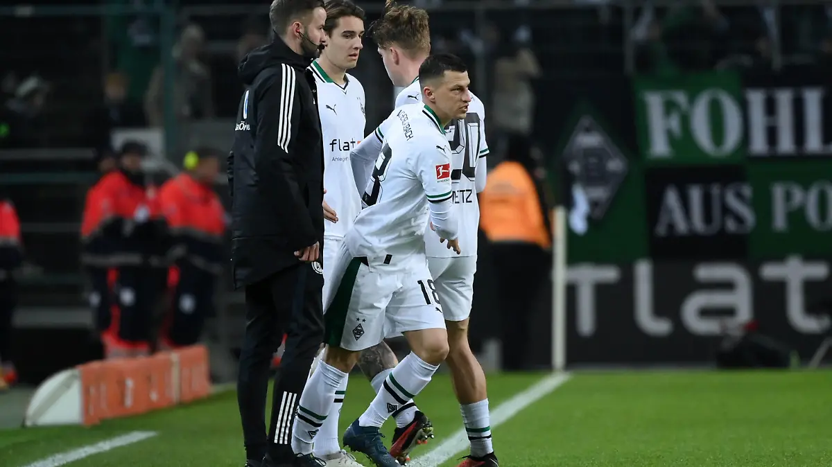 Spielerwechsel, Stefan Lainer Borussia Moenchengladbach, mi., wird für Luca Netz Borussia Moenchengladbach, re., eingewechselt, links Florian Neuhaus Borussia Moenchengladbach 21.01.2024, Fussball Saison 2023/2024, 1. Bundesliga, 18. Spieltag, Borussia Mönchengladbach - FC Augsburg Moenchengladbach Borussia Park Nordrhein Westfalen Deutschland *** Player change, Stefan Lainer Borussia Moenchengladbach , mi , is substituted for Luca Netz Borussia Moenchengladbach , re , left Florian Neuhaus Borussia Moenchengladbach 21 01 2024, Football season 2023 2024, 1 Bundesliga, Matchday 18, Borussia Mönchengladbach FC Augsburg Moenchengladbach Borussia Park Nordrhein Westfalen Germany Team2