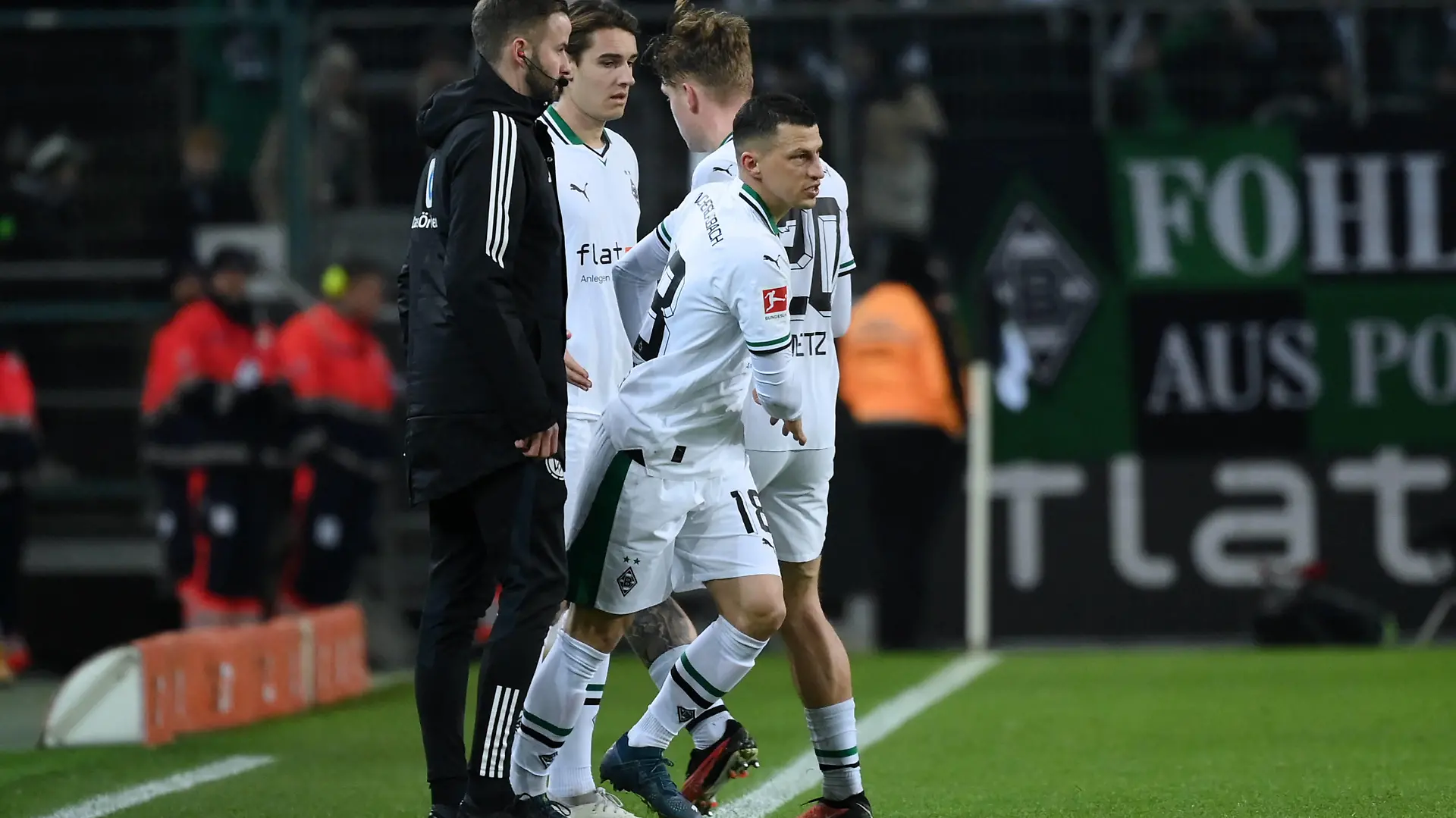 Spielerwechsel, Stefan Lainer Borussia Moenchengladbach, mi., wird für Luca Netz Borussia Moenchengladbach, re., eingewechselt, links Florian Neuhaus Borussia Moenchengladbach 21.01.2024, Fussball Saison 2023/2024, 1. Bundesliga, 18. Spieltag, Borussia Mönchengladbach - FC Augsburg Moenchengladbach Borussia Park Nordrhein Westfalen Deutschland *** Player change, Stefan Lainer Borussia Moenchengladbach , mi , is substituted for Luca Netz Borussia Moenchengladbach , re , left Florian Neuhaus Borussia Moenchengladbach 21 01 2024, Football season 2023 2024, 1 Bundesliga, Matchday 18, Borussia Mönchengladbach FC Augsburg Moenchengladbach Borussia Park Nordrhein Westfalen Germany Team2